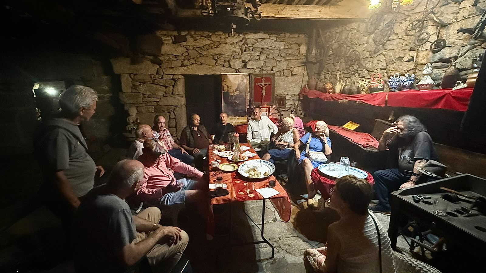 Reunión en la Casa-Museo Etnográfico Pazo da Cruz tras disfrutar de la experiencia del eclipse en el Coto de Aldiri.