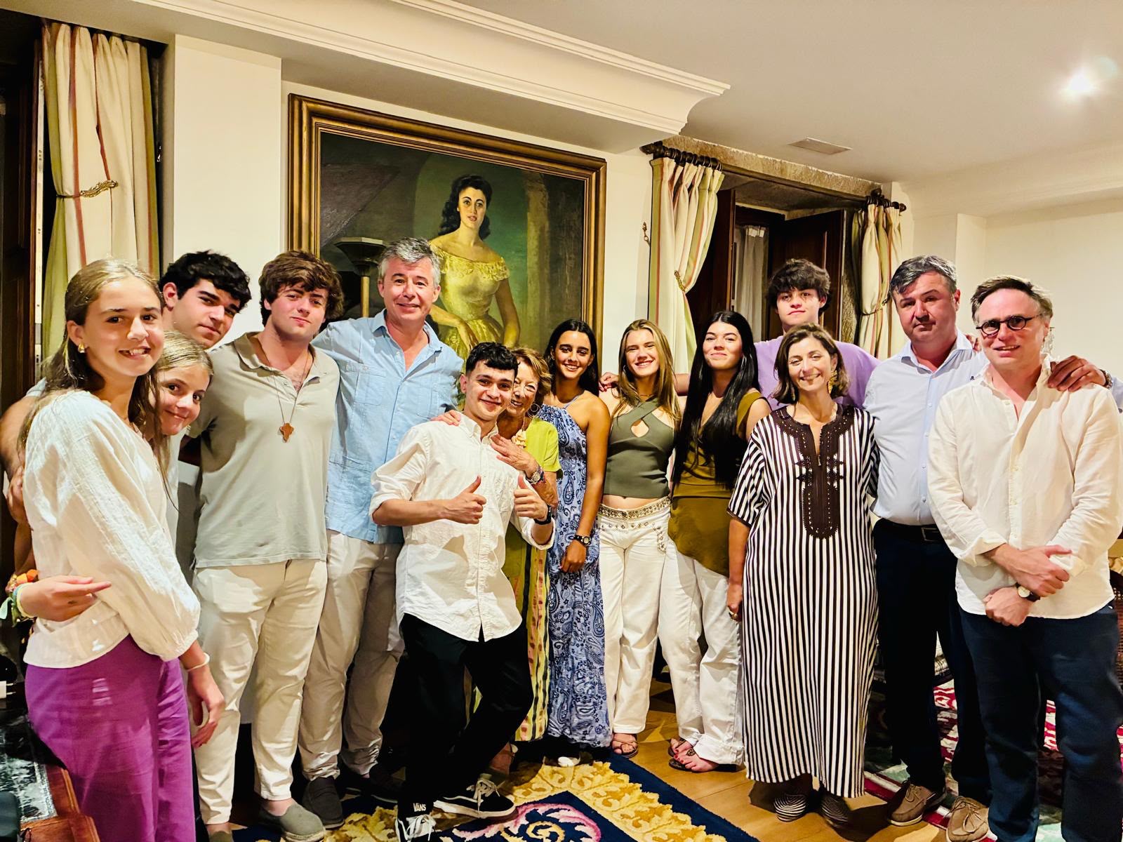 Un grupo de participantes posa en el interior del Pazo de Santa Teresa durante el Tardeo Solidario a beneficio de Cáritas Redondela.