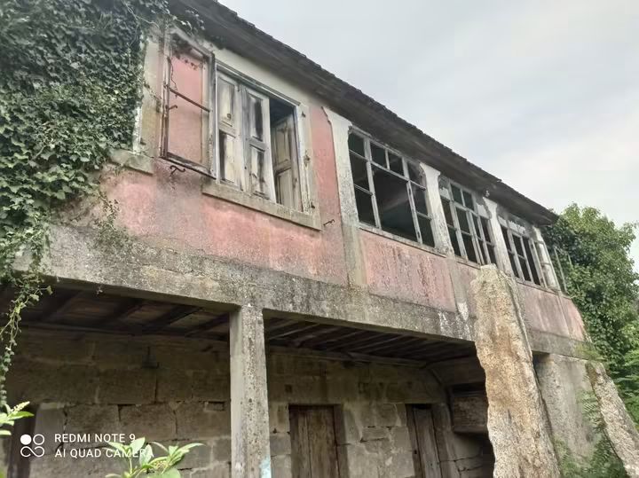 A antiga casa reitoral presenta un avanzado estado de deterioración e conserva nos seus baixos espazos vinculados ao proxecto agroecolóxico.