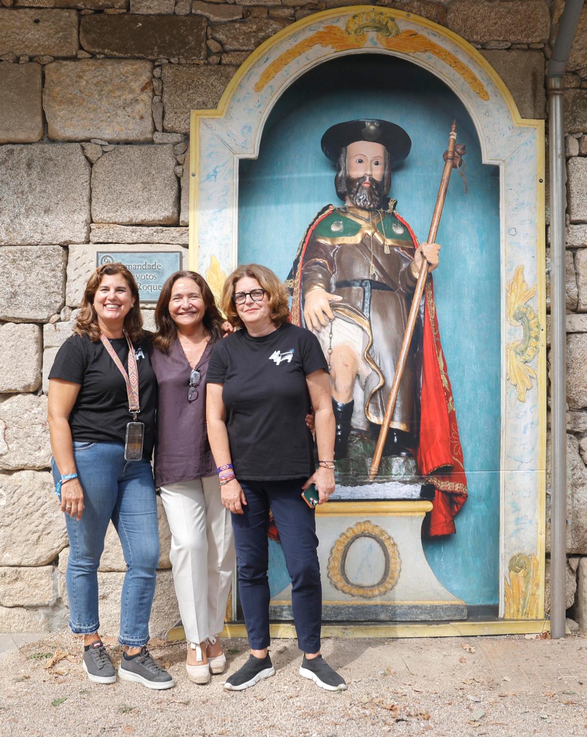 Ana Caride, Ana Ortiz y Teresa Pérez, durante la visita al recinto, ante la imagen de San Roque.