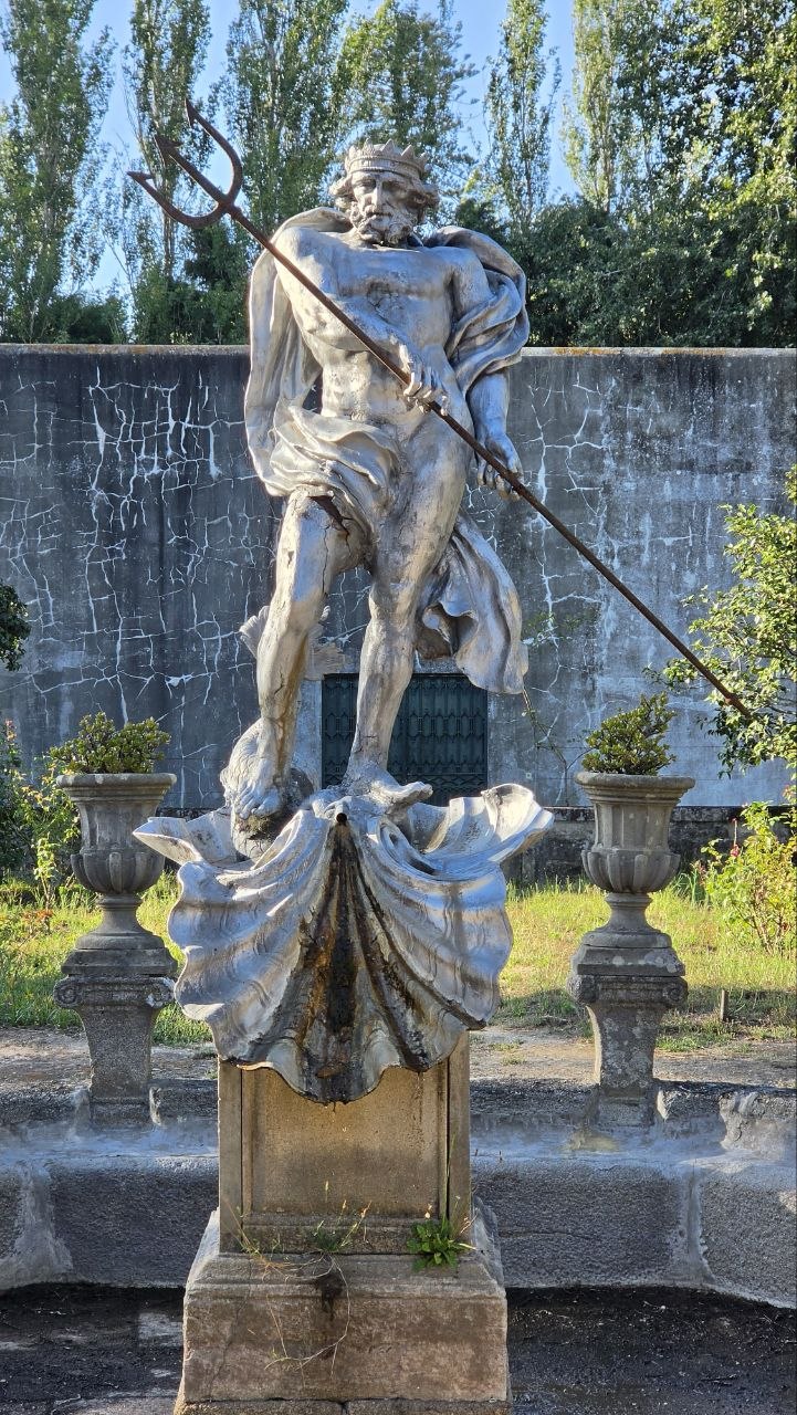 La figura de Neptuno de Enxomil guarda semejanzas con otra escultura situada en Studley Park, cerca de York, tierra de origen de los Thompson.
