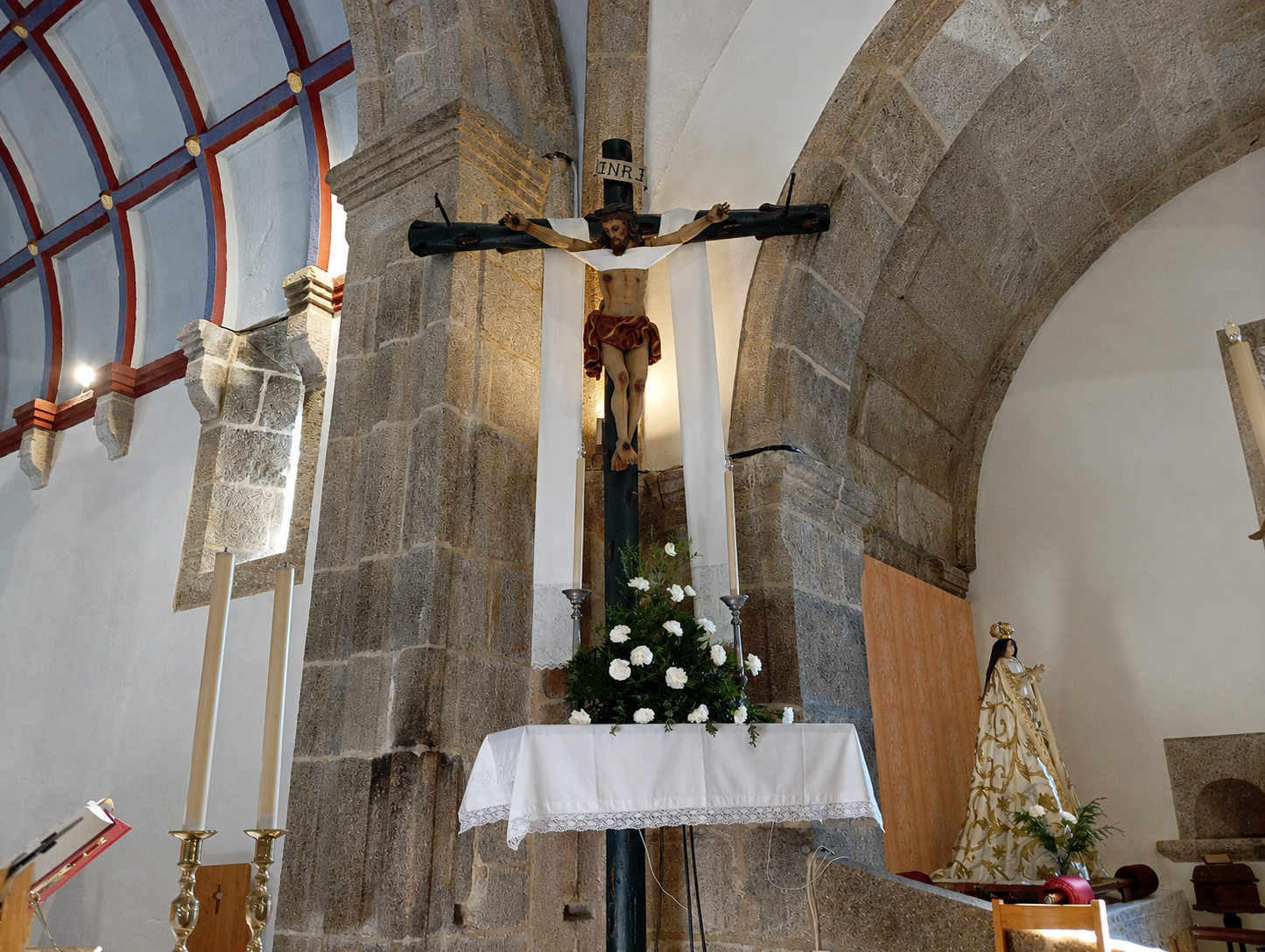 Cruz monumental empregada na cerimonia do Desencravo, un dos elementos que permitiron recuperar a tradición despois de décadas de esquecemento.