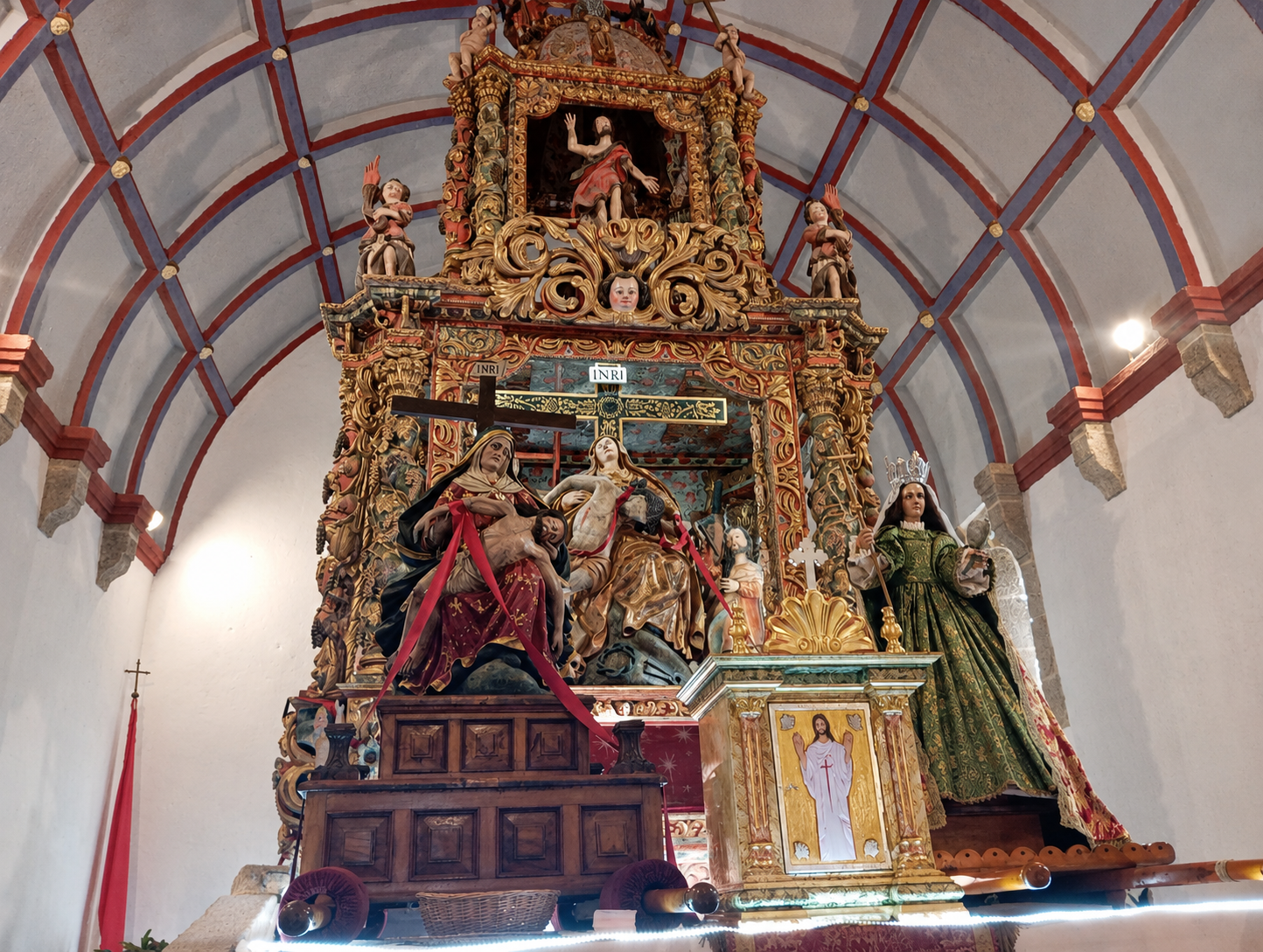 Baldaquino barroco de Domingo Rodríguez de Fornelos, realizado en 1711, xunto ás imaxes da Santa Cruz e de Santa Mariña.