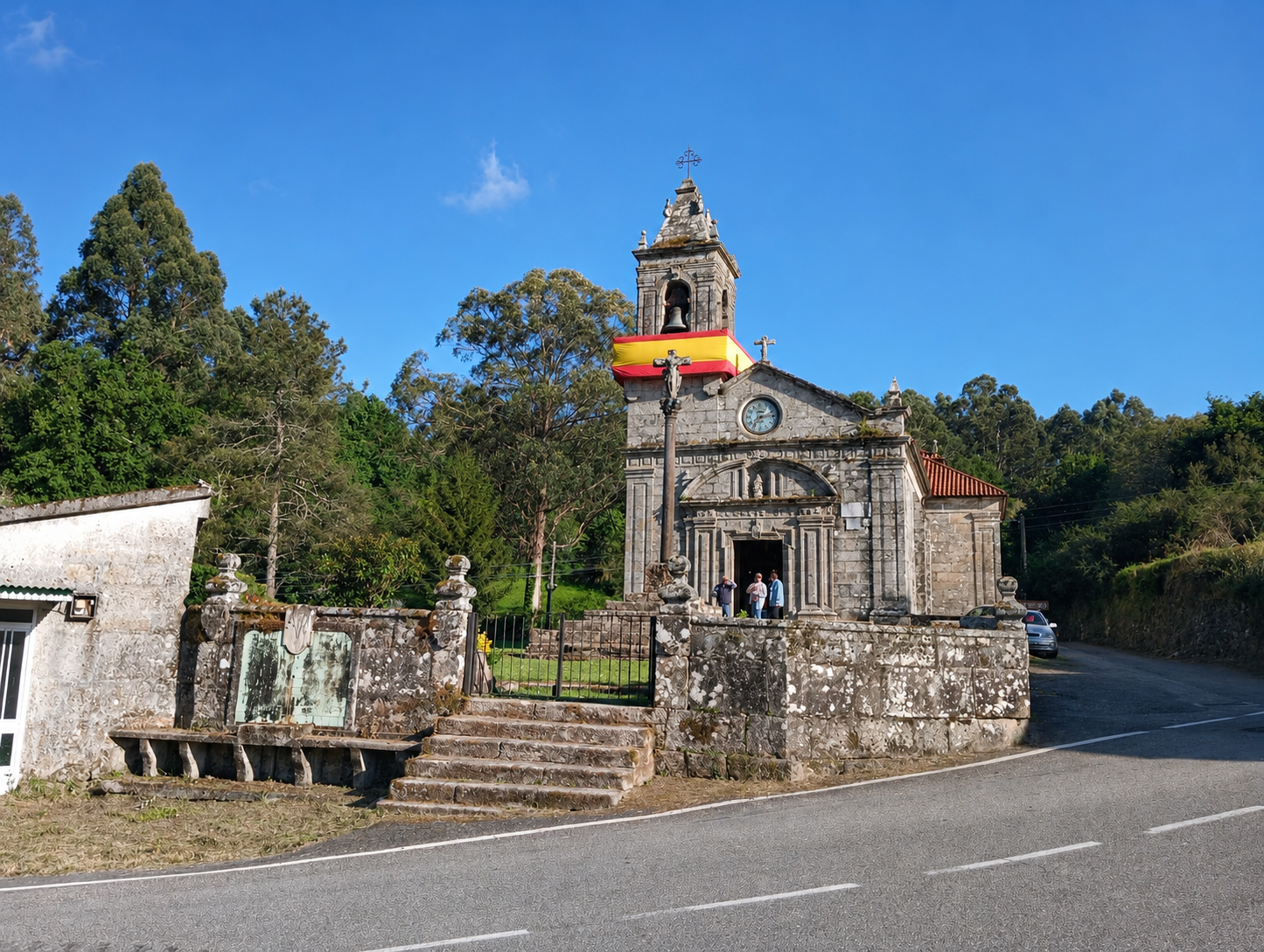 Exterior do Santuario da Santa Cruz de Baldomar, na parroquia de Covelo (Santa Mariña), un dos principais referentes do patrimonio relixioso do municipio.