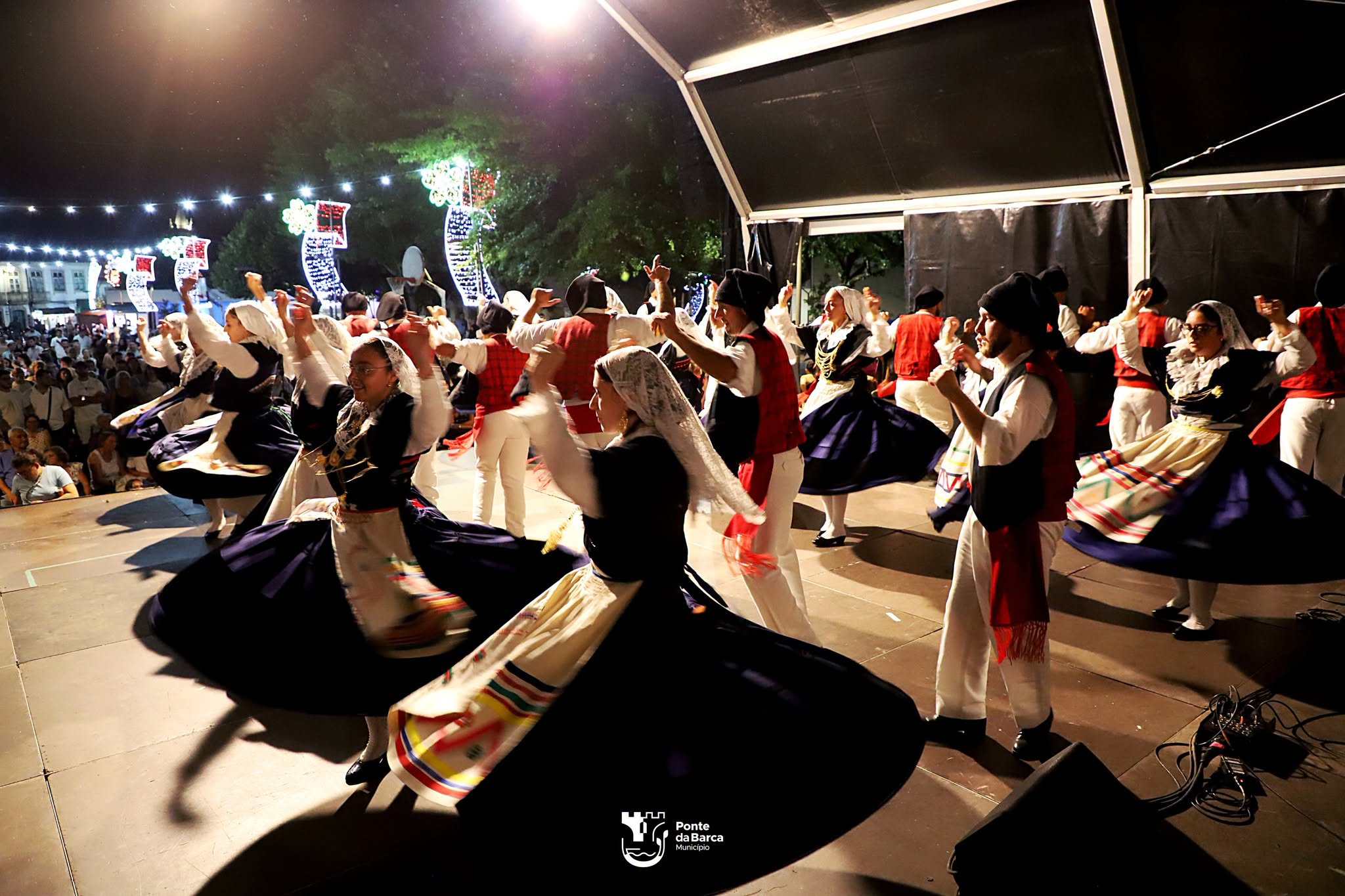 Los grupos participantes llenaron el escenario de color, música y movimiento durante la tercera edición del Festival de la Diáspora de Ponte da Barca.
