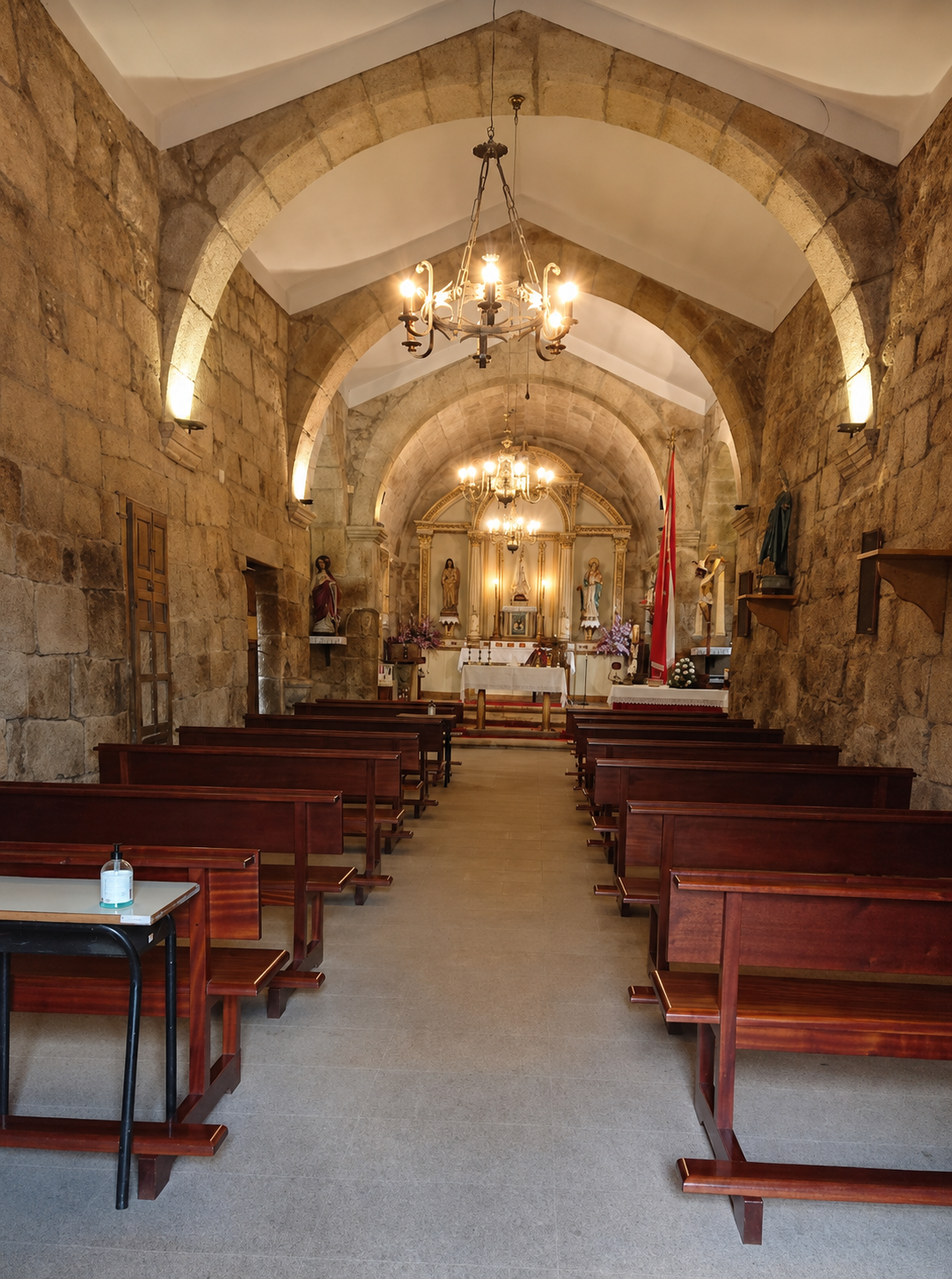 Interior actual da igrexa de Santa Mariña, acondicionado tras as obras realizadas despois do incendio de 1974.