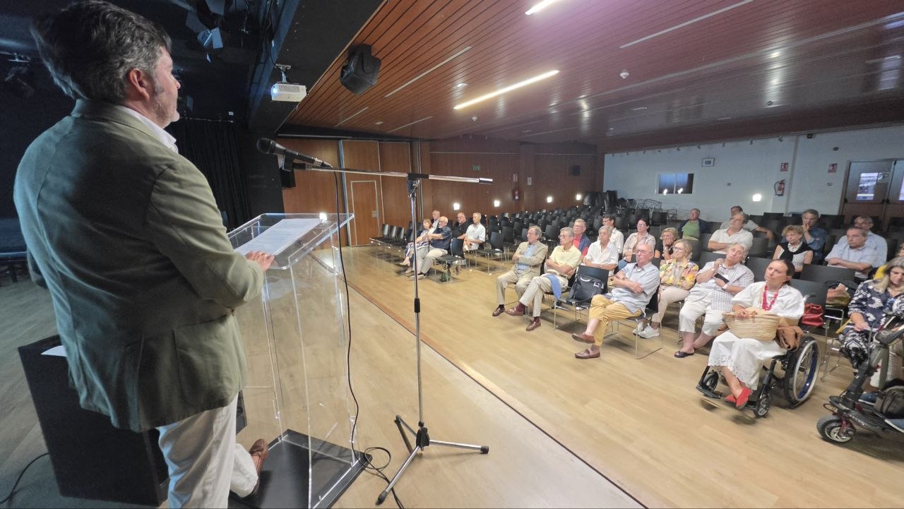 El doctor José Antonio Campos se dirige al público durante su intervención en el salón de actos del Ayuntamiento de Nigrán.