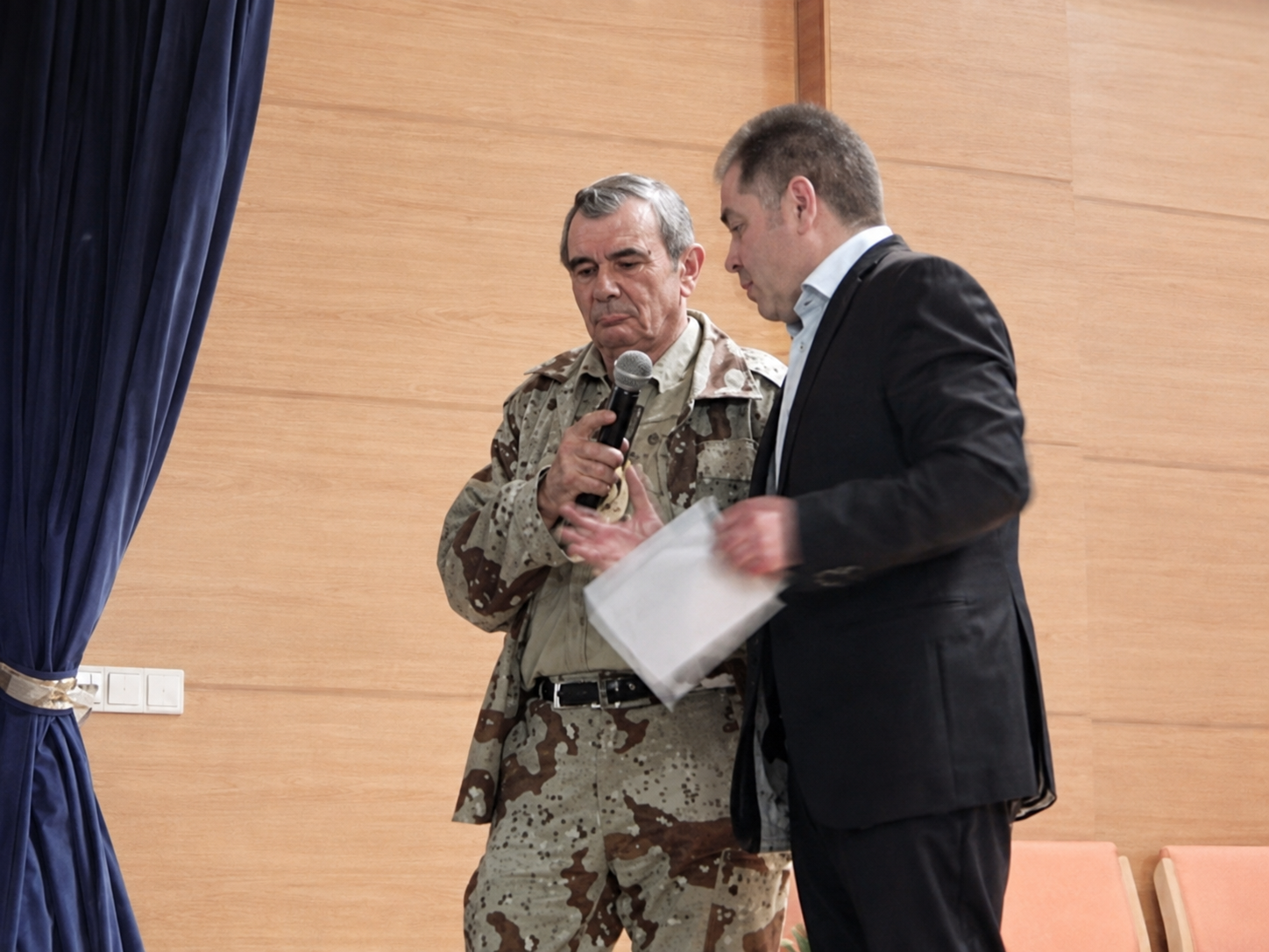 Marcos Rodríguez Pantoja con Maximino Fernández Sedín durante una de las intervenciones públicas en las que relató su extraordinaria experiencia.