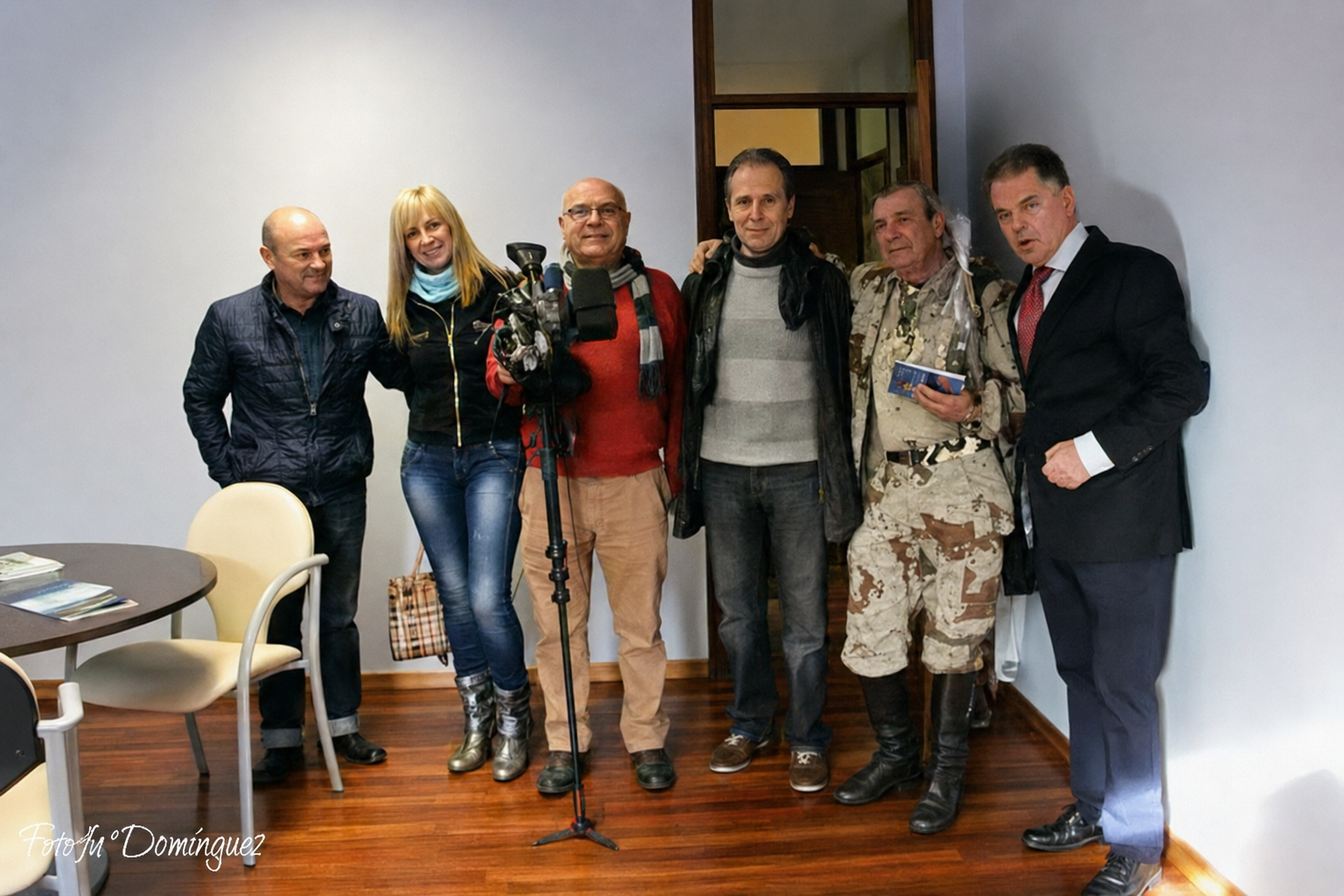 Marcos Rodríguez Pantoja, segundo por la derecha, junto al alcalde de Covelo, Pablo Castillo, la artista Mari Carmén Vázquez, el fotógrafo y Fernández Sendín en la alcaldía de Covelo.