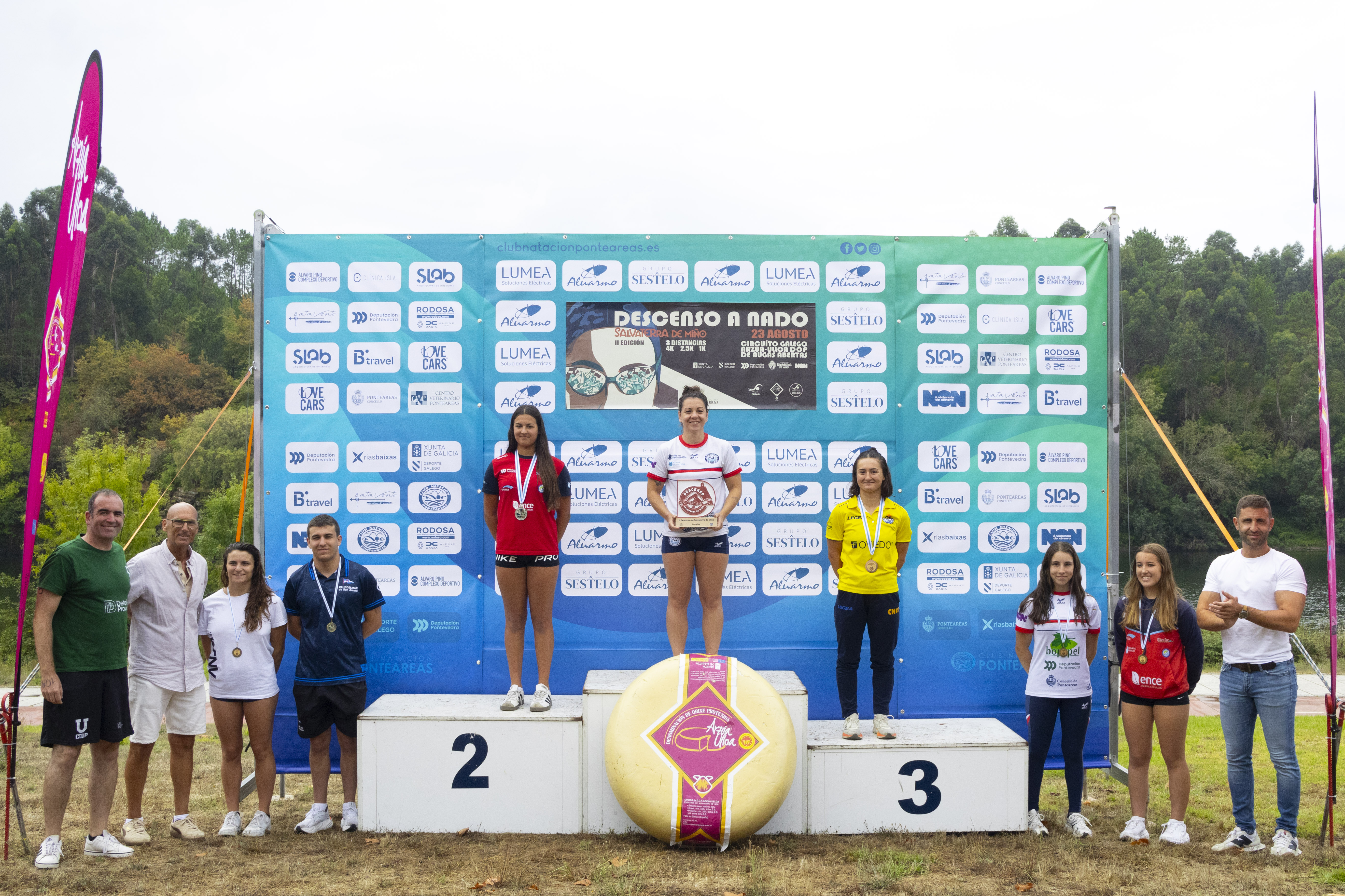 Las tres primeras clasificadas de la categoría élite femenina reciben sus trofeos al término de la competición en aguas del Miño. CLARA ALONSO.