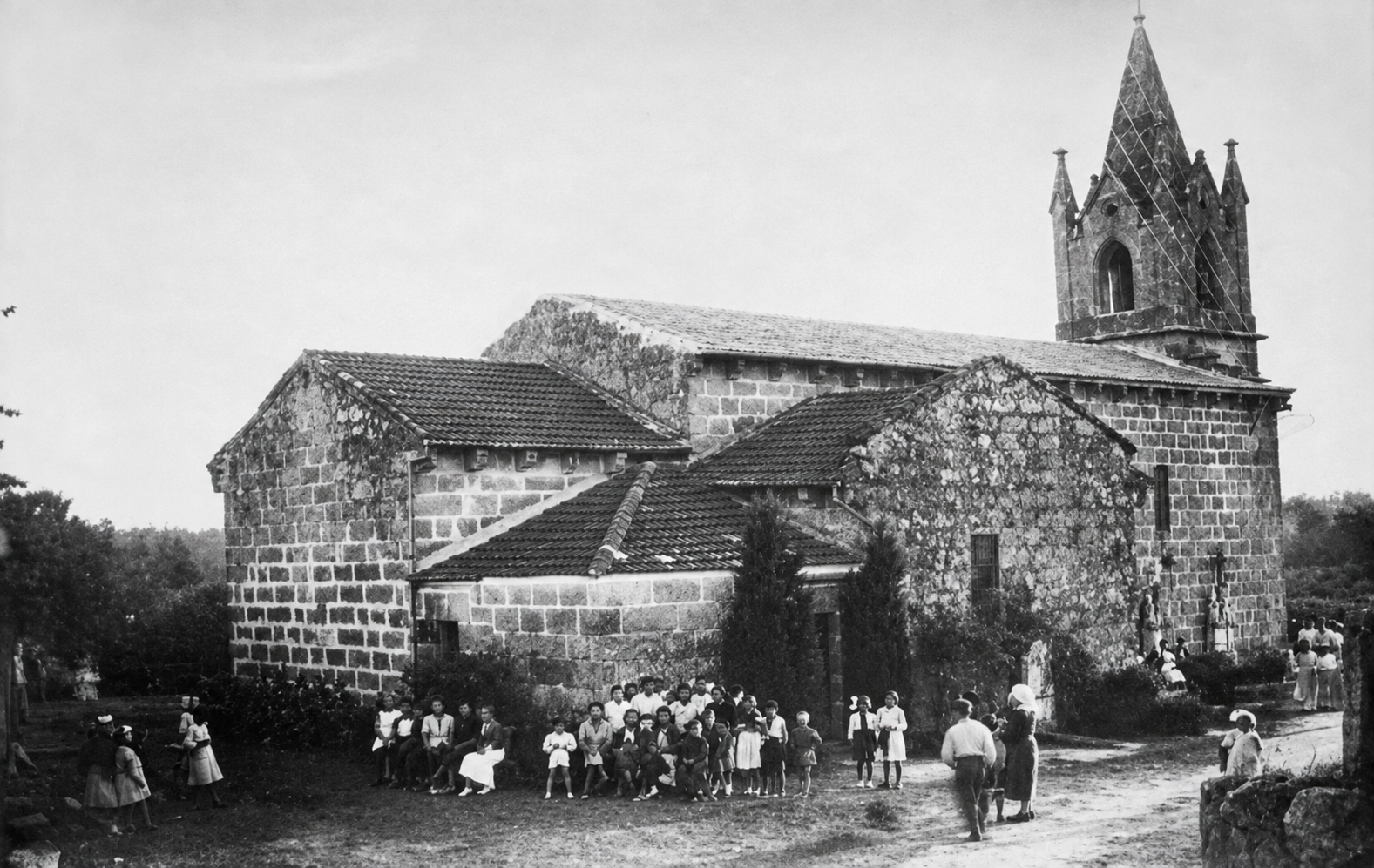 Imaxe histórica dunha romaría de San Benito de Palermo xunto á igrexa de San Pedro, testemuño dunha tradición transmitida entre xeracións.