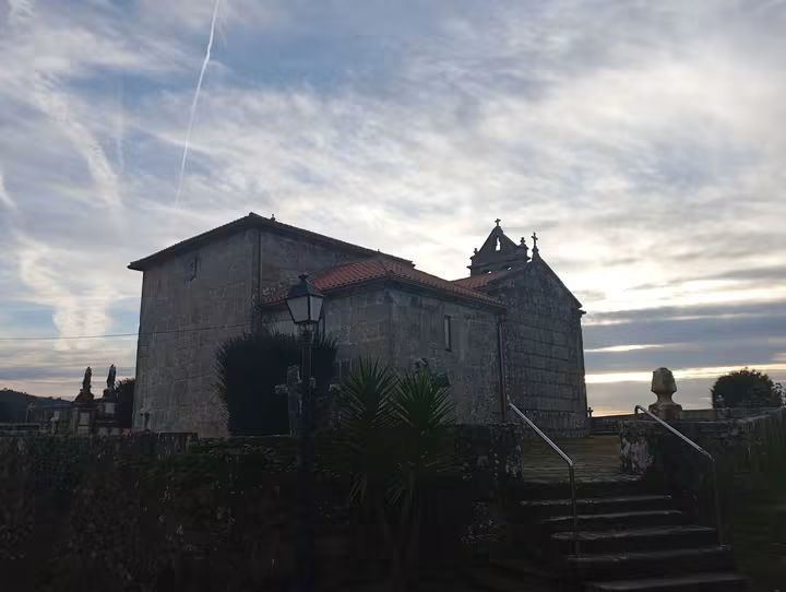 Vista exterior de la iglesia parroquial de Santa María de Paraños, en Covelo, un templo del siglo XVIII que conserva en su cabecera los escudos de los Ozores y atesora cerca de tres siglos de historia y memoria vecinal.