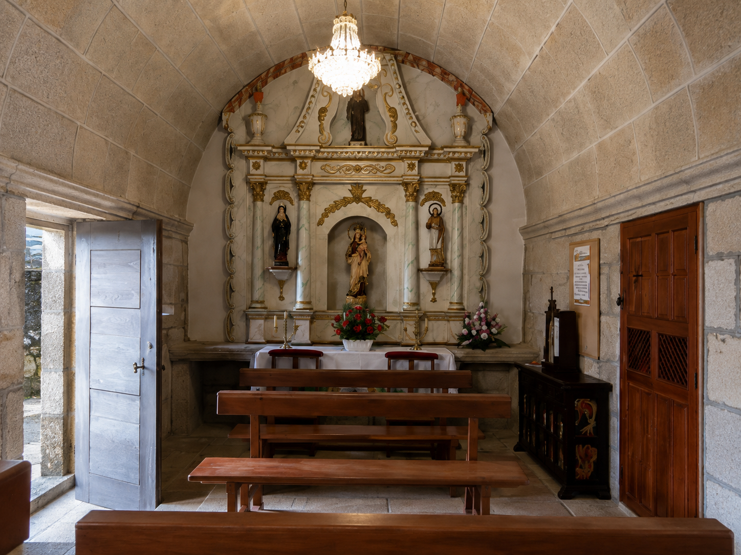 Capela lateral e retablo da Virxe do Rosario na igrexa de Santa María de Paraños, un dos tres retablos que conserva o templo e testemuño da histórica devoción mariana da parroquia.