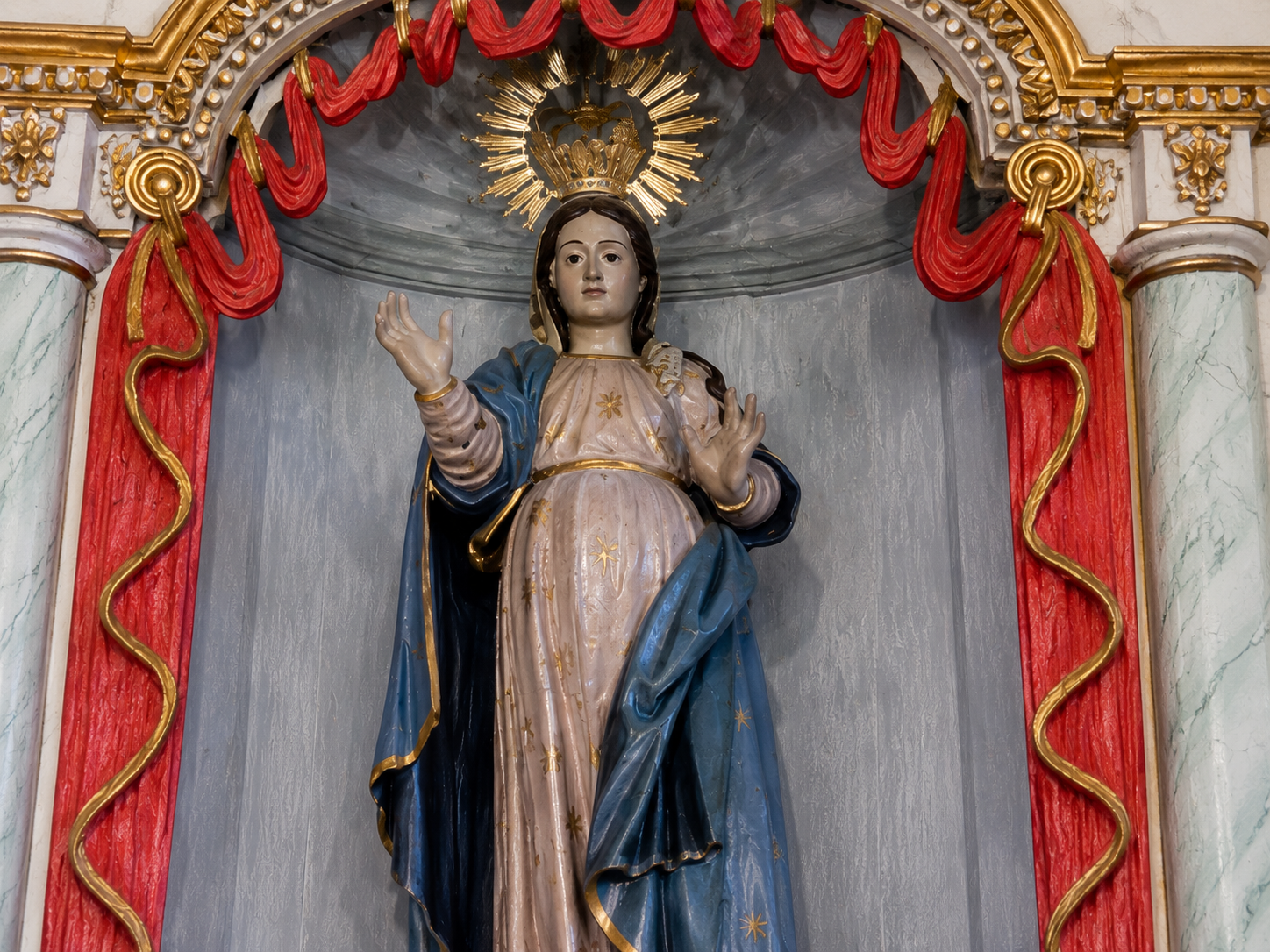 Nosa Señora da O, tamén coñecida como Virxe da Expectación ou da Esperanza, patroa de Santa María de Paraños e imaxe que preside o altar maior da igrexa parroquial.