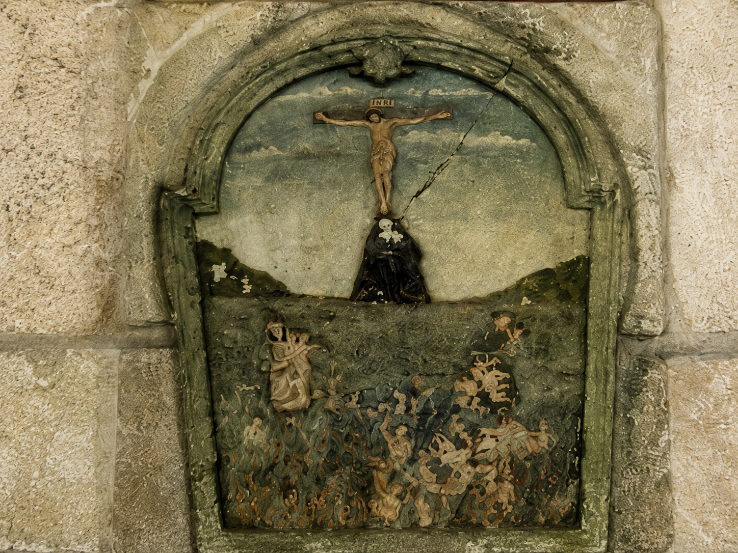 Retablo das Ánimas de Paraños, cunha representación de Cristo crucificado e das ánimas do Purgatorio entre as lapas, testemuño da fonda devoción polos defuntos na parroquia. Ilustración tomada do libro Paraños, pedestal de Fontefría.