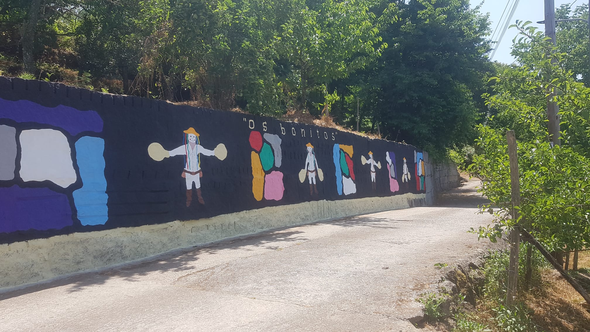 A arquitectura tradicional intégrase na propia obra: pedra, madeira e paisaxe conviven coas pinceladas de cor nunha intervención que exemplifica a filosofía artística desenvolvida por Xulio Fontes en Forxán.