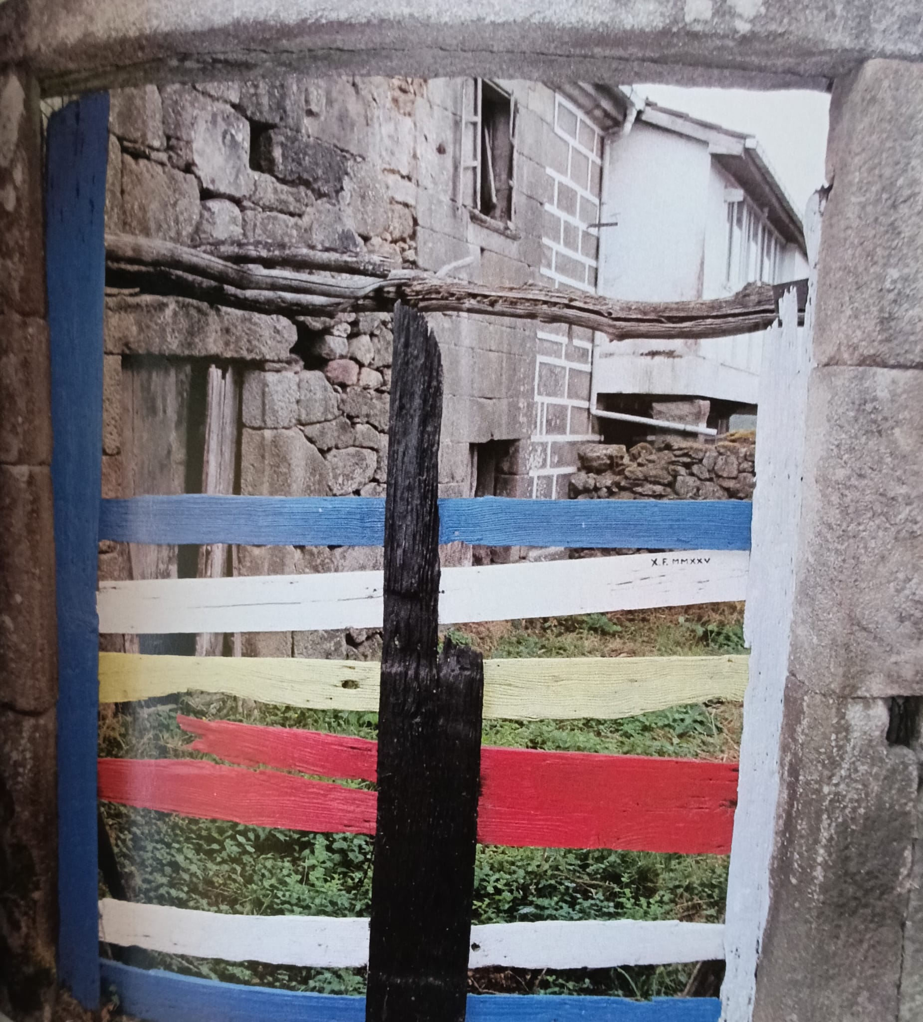 intervención sobre la arquitectura tradicional. La colocaría después de explicar que puertas, ventanas, muros y elementos constructivos se convierten en soportes artísticos. Es posiblemente la fotografía que mejor expresa la idea intelectual del proyecto: la obra no se coloca en Forxán; Forxán forma parte de la obra.