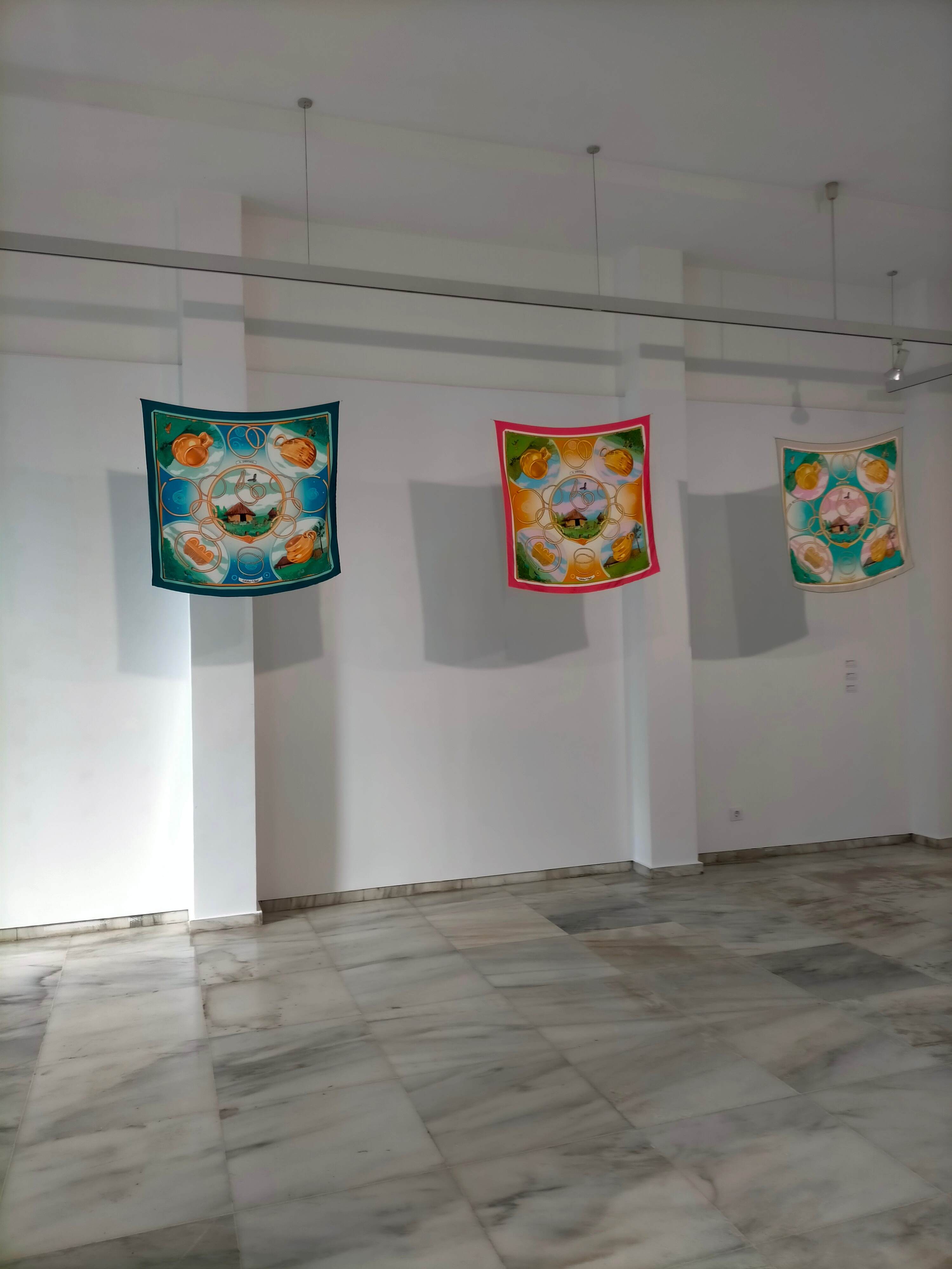 Los pañuelos de seda toman la sala de exposiciones de la Casa Galega da Cultura de Vigo. Las piezas de «Narrativas en seda» convierten un elemento ligado a la tradición textil en soporte para contar historias y preservar la memoria.