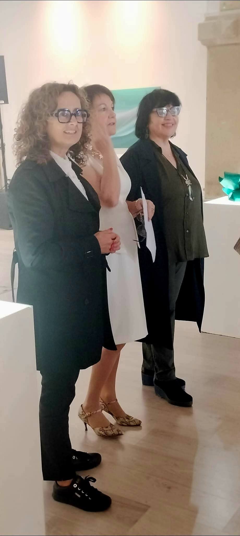 Un momento da inauguración da exposición de Dolores Guerrero na Capela de Santa María, unha mostra multidisciplinar que poderá visitarse durante todo o mes de setembro.
