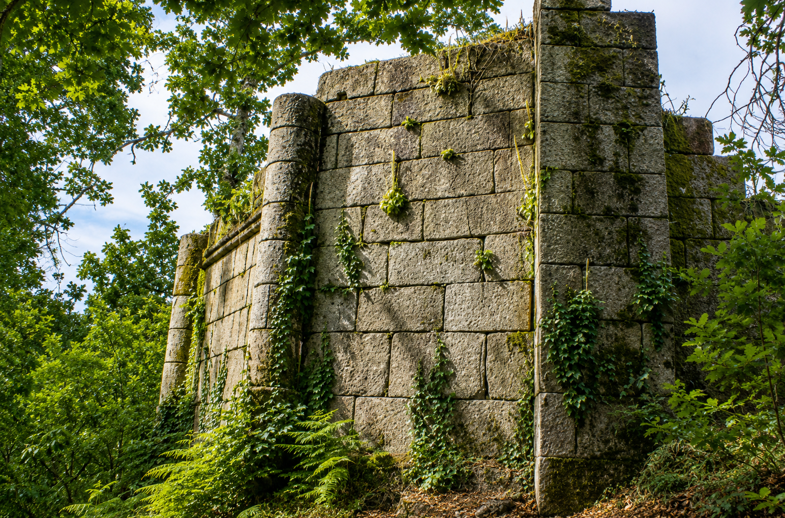 As pedras que sobreviviron. Restos da antiga igrexa vinculada ao mosteiro de Casteláns, un templo románico do século XII que chegou en estado ruinoso ata o século XX. Parte dos seus elementos arquitectónicos foron posteriormente desmontados e trasladados a outros lugares.