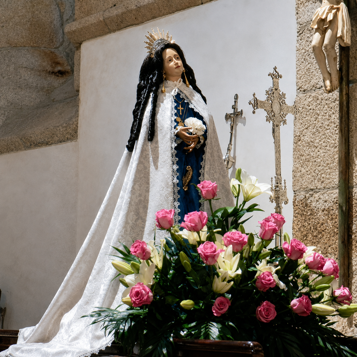 Unha devoción que continúa na Costa. Imaxe da Virxe da Luz no interior da igrexa parroquial de Santo Estevo. A súa festividade, celebrada o 25 de marzo, figura no calendario municipal baixo a denominación de «A Costa», unha mostra de como o topónimo permanece ligado á vida relixiosa da parroquia.