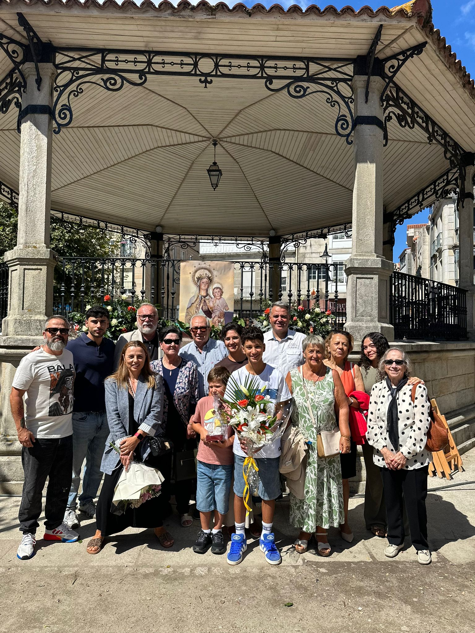 Carlos Hermelo, acompañado por varias generaciones de su familia tras recibir el reconocimiento a toda una vida vinculada al mar, en la Alameda Vella de Cangas.