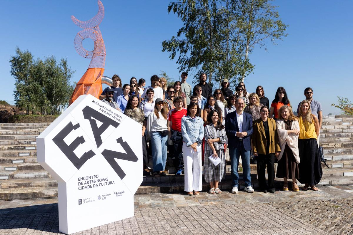 Participantes, artistas y responsables institucionales de la XVI edición del Encontro de Artes Novas, que reúne en la Cidade da Cultura a 28 talentos emergentes para compartir proyectos y explorar nuevos caminos entre arte, tecnología y creación contemporánea.