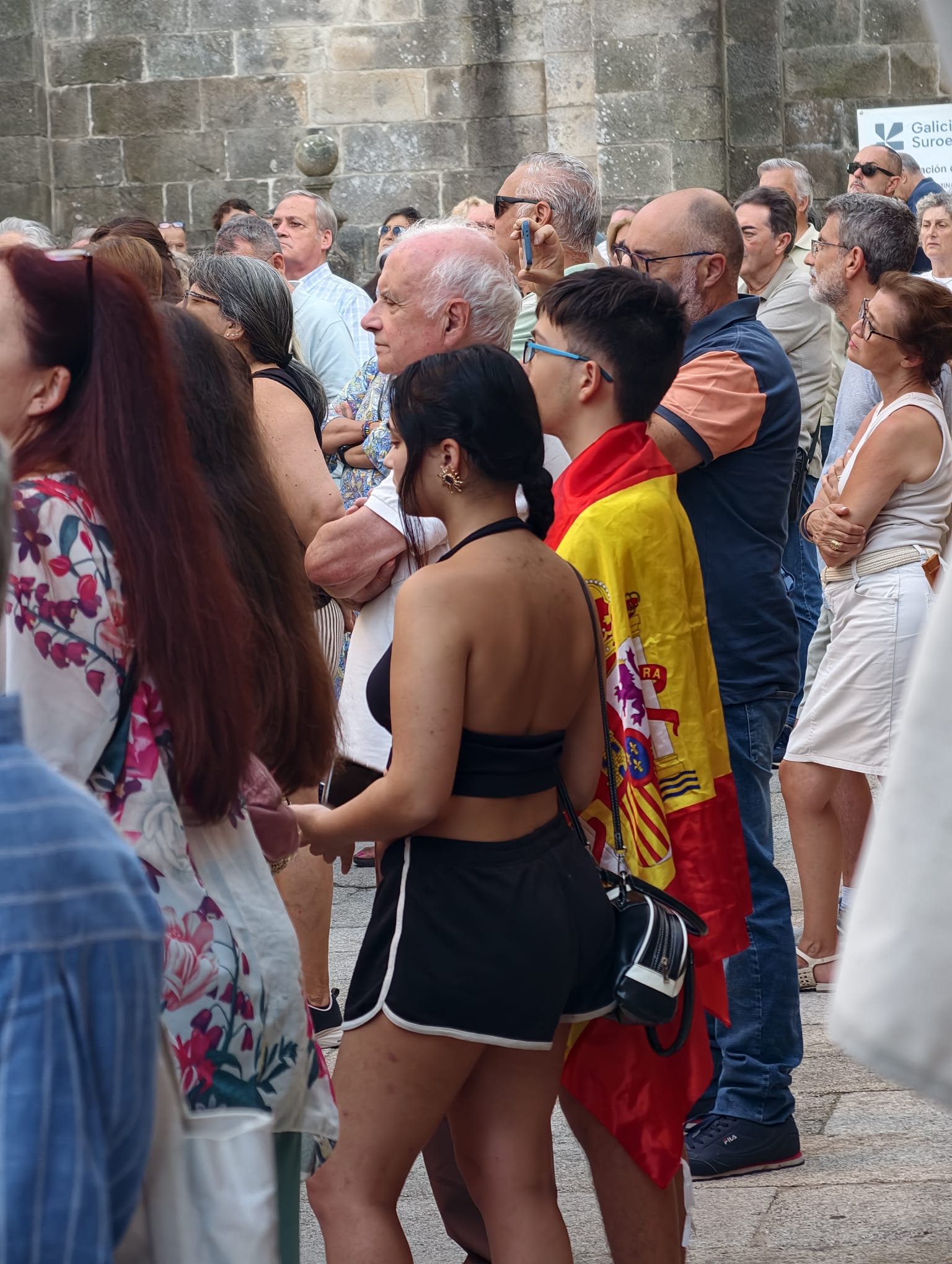 Vecinos de distintas generaciones siguieron la concentración, en la que las banderas de España tuvieron una destacada presencia.