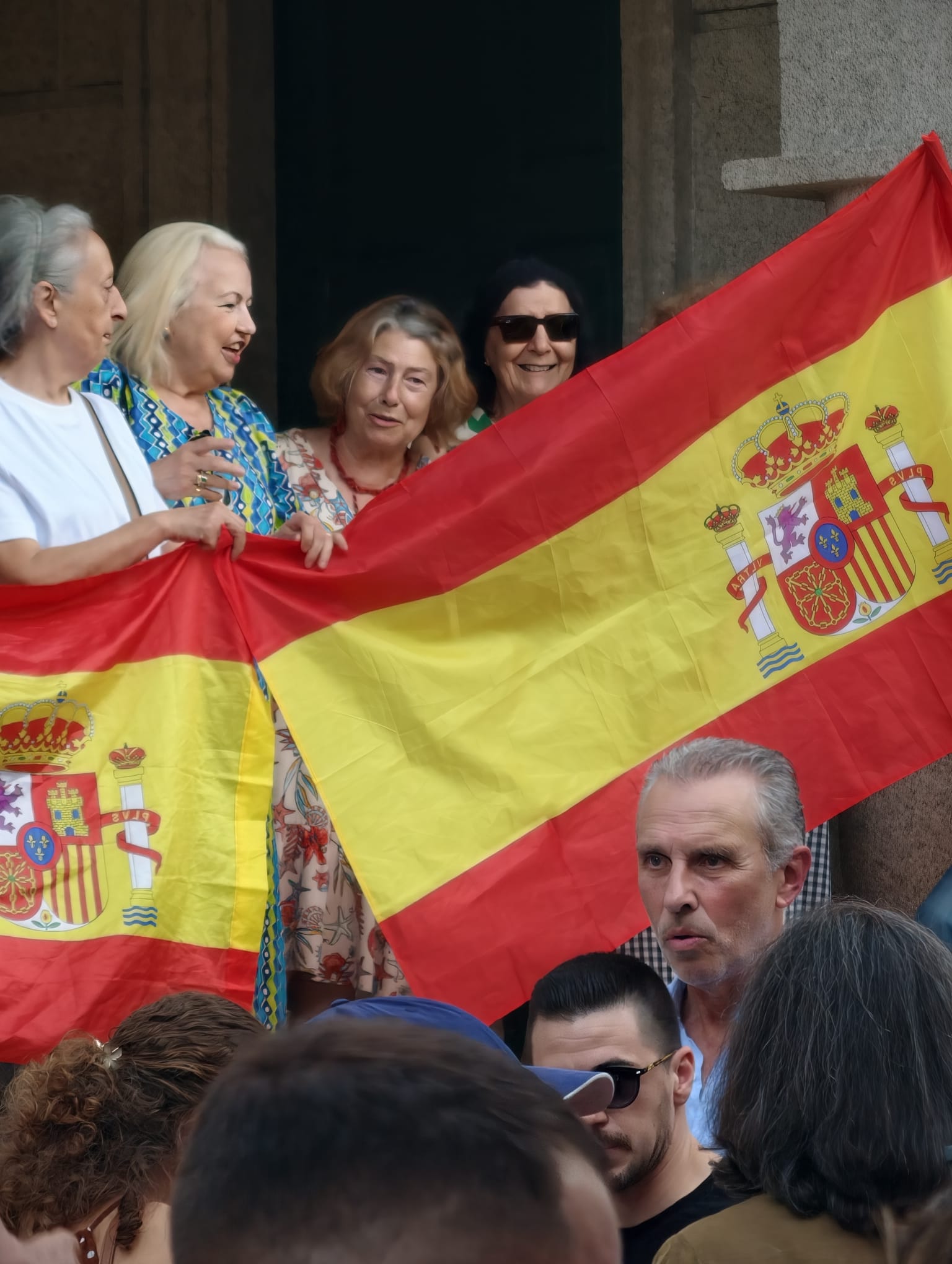 Vecinos de distintas generaciones siguieron la concentración, en la que las banderas de España tuvieron una destacada presencia.