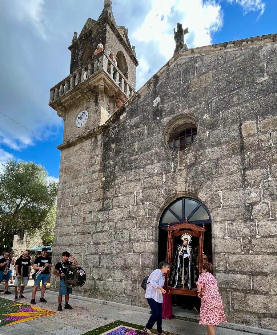 A procesión da Virxe das Dores percorre Cristiñade acompañada pola veciñanza, nunha das celebracións que manteñen viva a tradición e a identidade da parroquia.