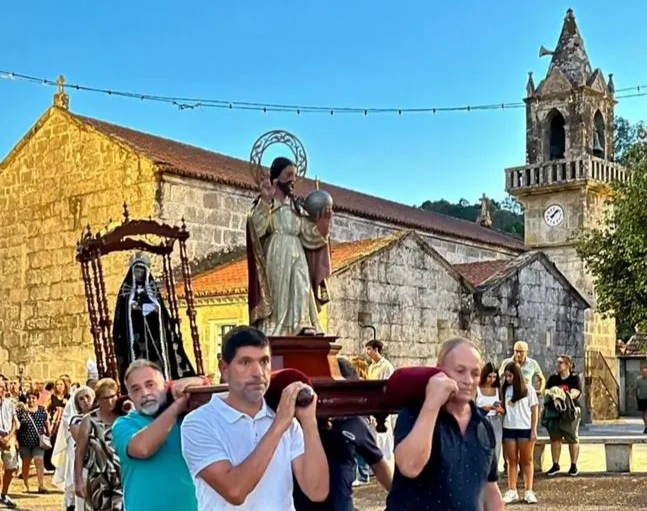 A procesión de San Salvador, patrón de Cristiñade, mantén unha das citas tradicionais que cada ano volven reunir á comunidade arredor da igrexa parroquial.