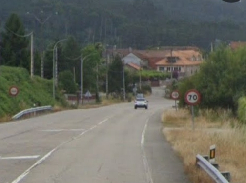 Sinal de limitación a 70 km/h nun tramo da N-120 ao seu paso por Paraños.
