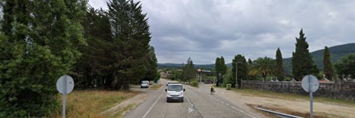 A N-120 á entrada de Paraños desde A Cañiza, sen sinalización que identifique a parroquia.