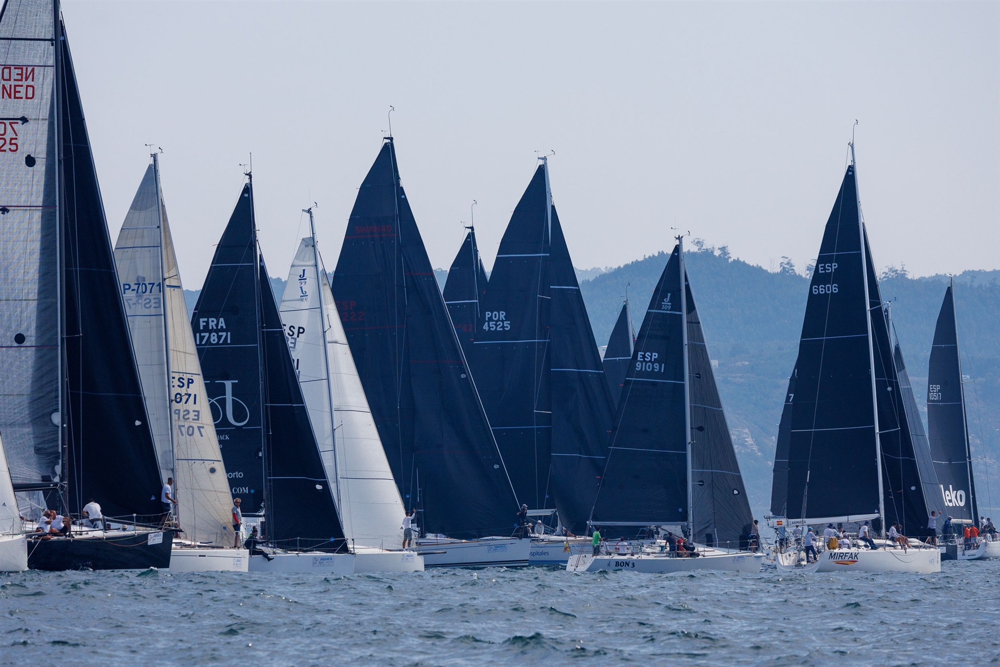 La flota de ORC consiguió por fin salir al agua en Baiona, aunque la escasez de viento volvió a condicionar la segunda jornada del Trofeo Príncipe de Asturias. LALO R. VILLAR.