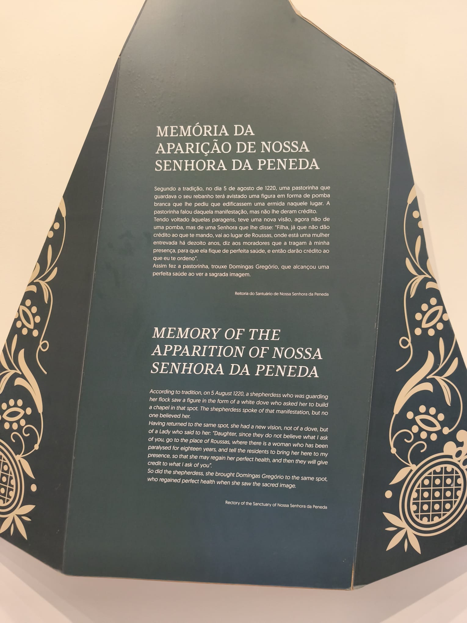 Panel interpretativo del santuario que recoge la tradición de la aparición de Nossa Senhora da Peneda, cuyo origen se remonta, según el relato conservado en el lugar, al 5 de agosto de 1220.