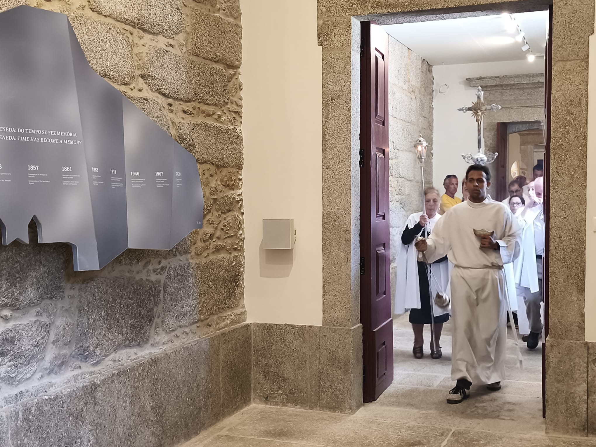 Procesión de entrada hacia el altar para la celebración de la eucaristía en el santuario de Nossa Senhora da Peneda, en una jornada especialmente dedicada a los peregrinos llegados desde Galicia.