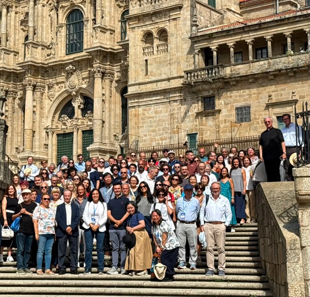 Los congresistas de la SIHDA 2026 posan ante la Catedral de Santiago de Compostela durante la jornada que llevó a los especialistas internacionales reunidos en Vigo hasta la capital de Galicia.