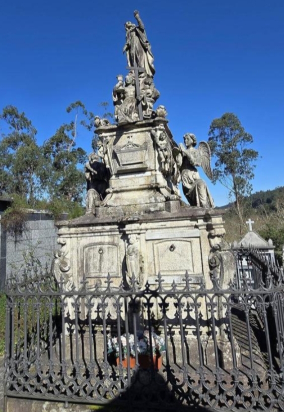 O monumental panteón dos Candeira, levantado en 1871 no cemiterio de Celeiros, constitúe unha das pezas máis singulares do patrimonio funerario da parroquia.