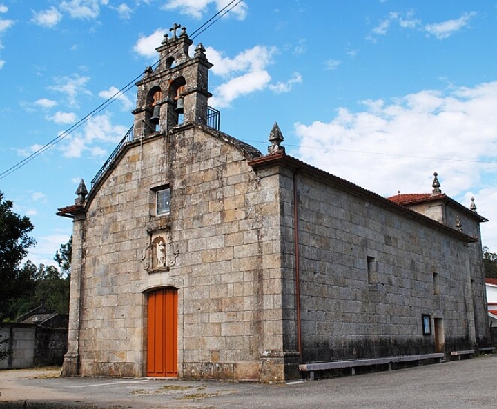 A igrexa de San Fins érguese no corazón histórico de Celeiros, sobre o espazo ocupado séculos atrás polo antigo asentamento castrexo.