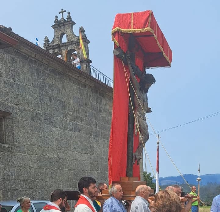 A imaxe do Cristo da Saúde sae en procesión xunto á igrexa de Celeiros, nunha das expresións da tradición relixiosa que a parroquia mantén viva.