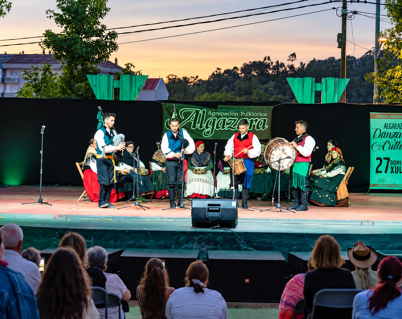 A Agrupación Folclórica Algaraza durante unha das actuacións que manteñen vivo en Celeiros o vínculo coa música, o baile e a cultura tradicional galega.