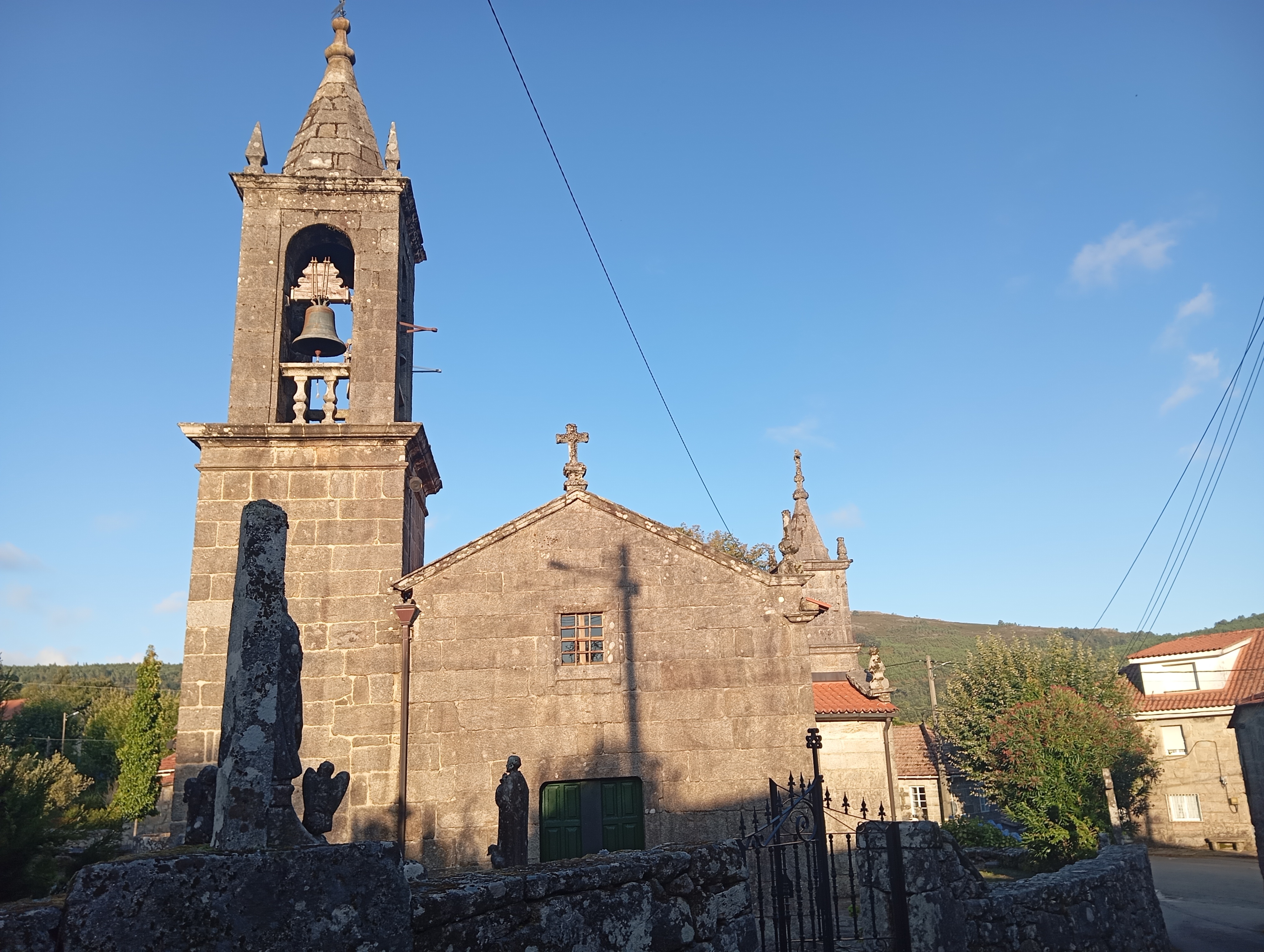 Fachada da igrexa da Lamosa