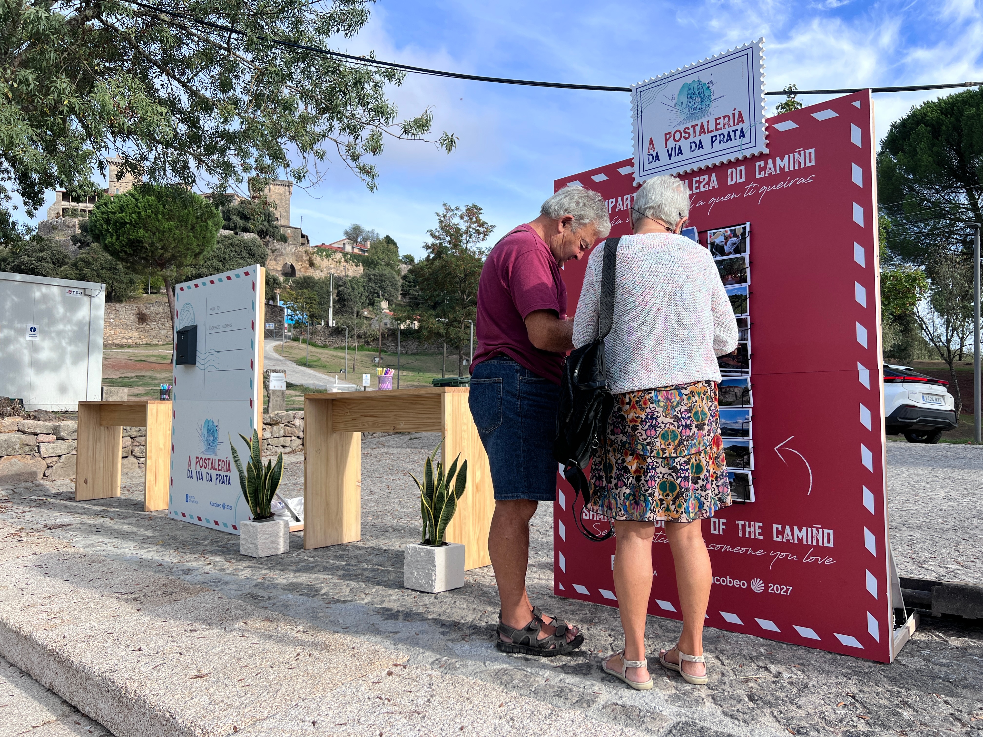 Con el Castillo de Monterrei como telón de fondo, "A Postalería da Vía da Prata" convirtió por unas horas un sencillo gesto postal en otra forma de descubrir y compartir el Camino.