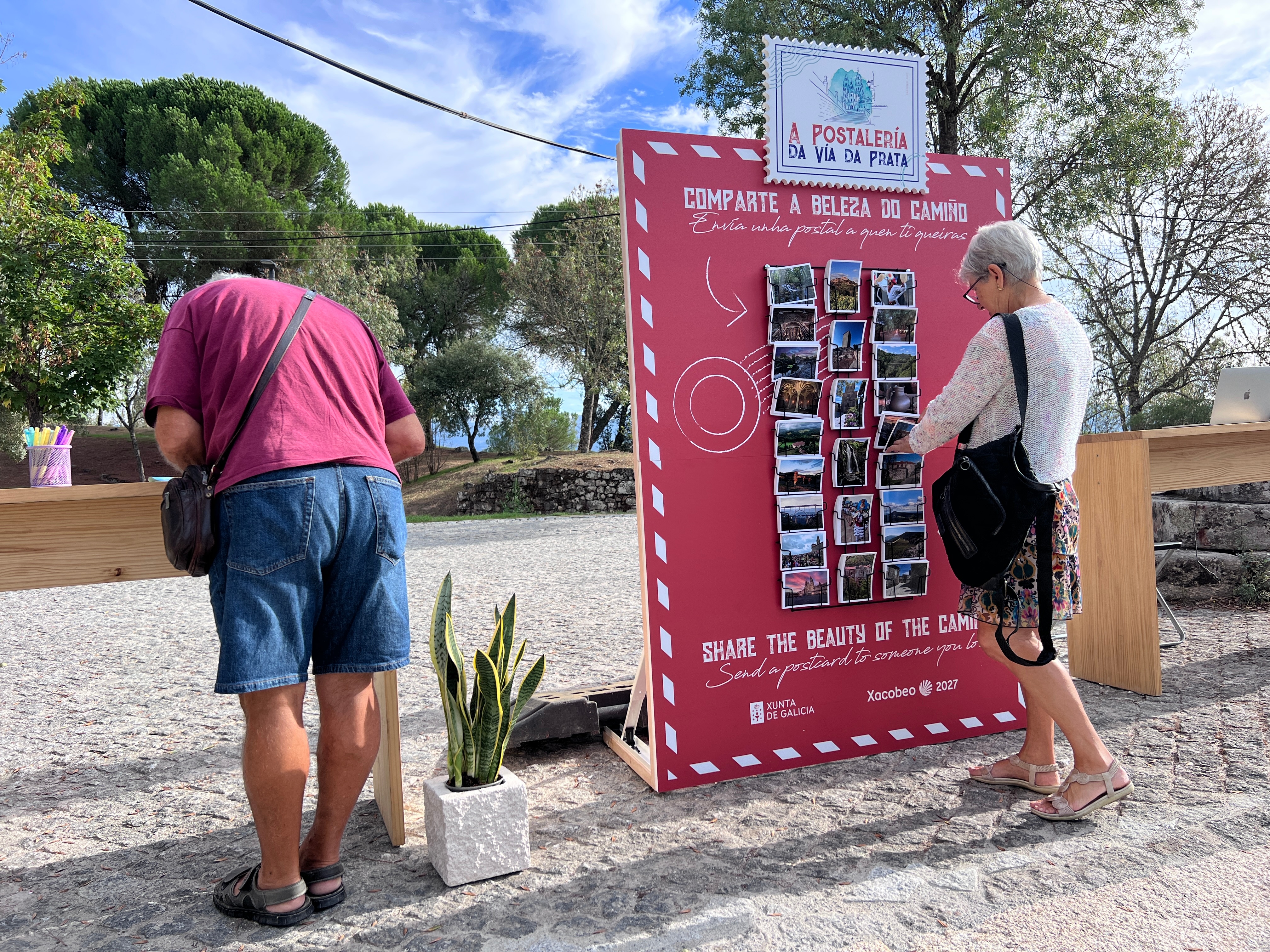 Elegir la imagen forma parte del ritual: las postales ofrecen un recorrido fotográfico por el patrimonio, los paisajes y las tradiciones vinculadas a la Vía de la Plata.