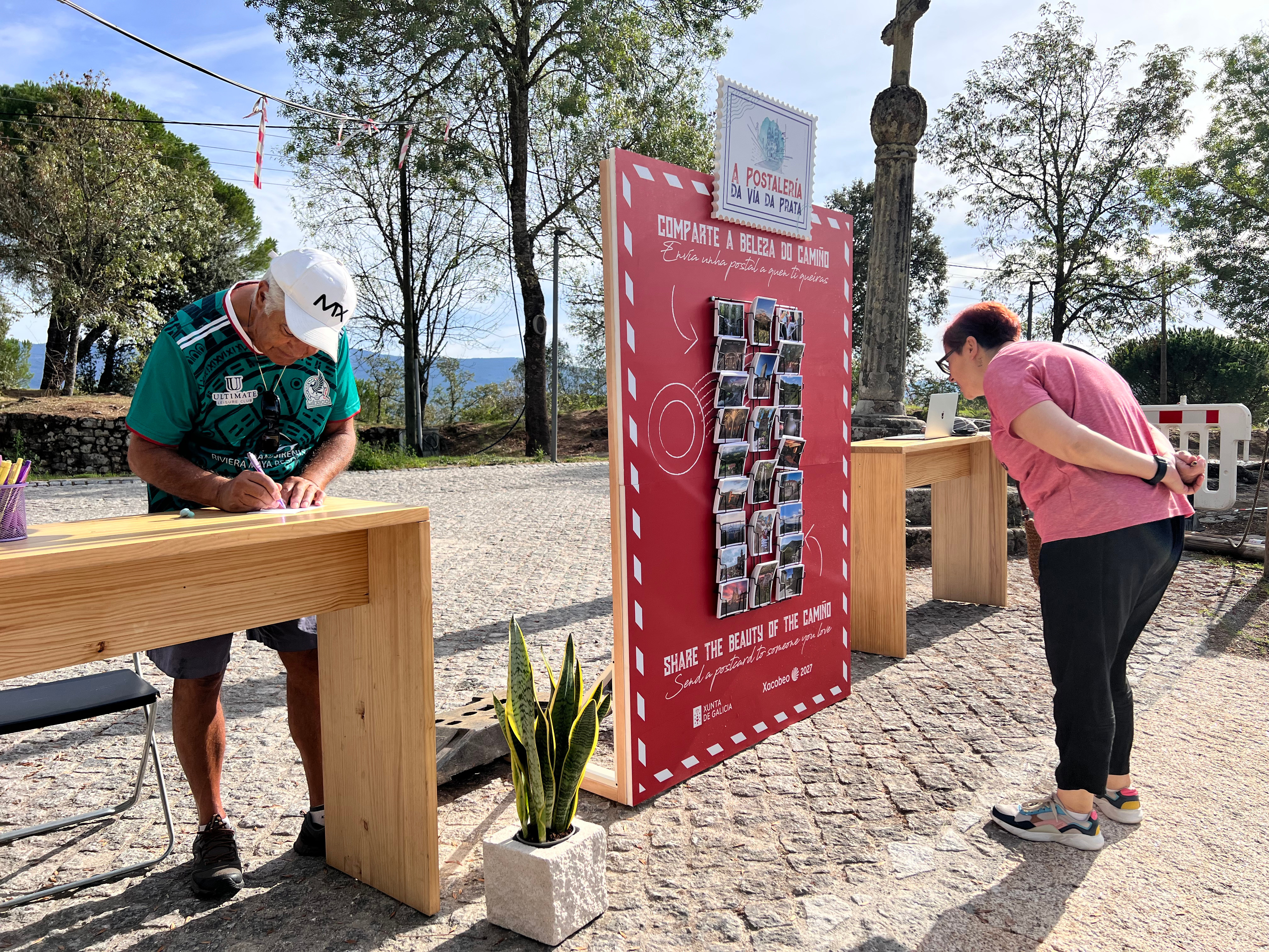 Papel, bolígrafo y unas palabras pensadas para alguien. La iniciativa recuperó en Monterrei el casi olvidado placer de escribir y enviar una postal.