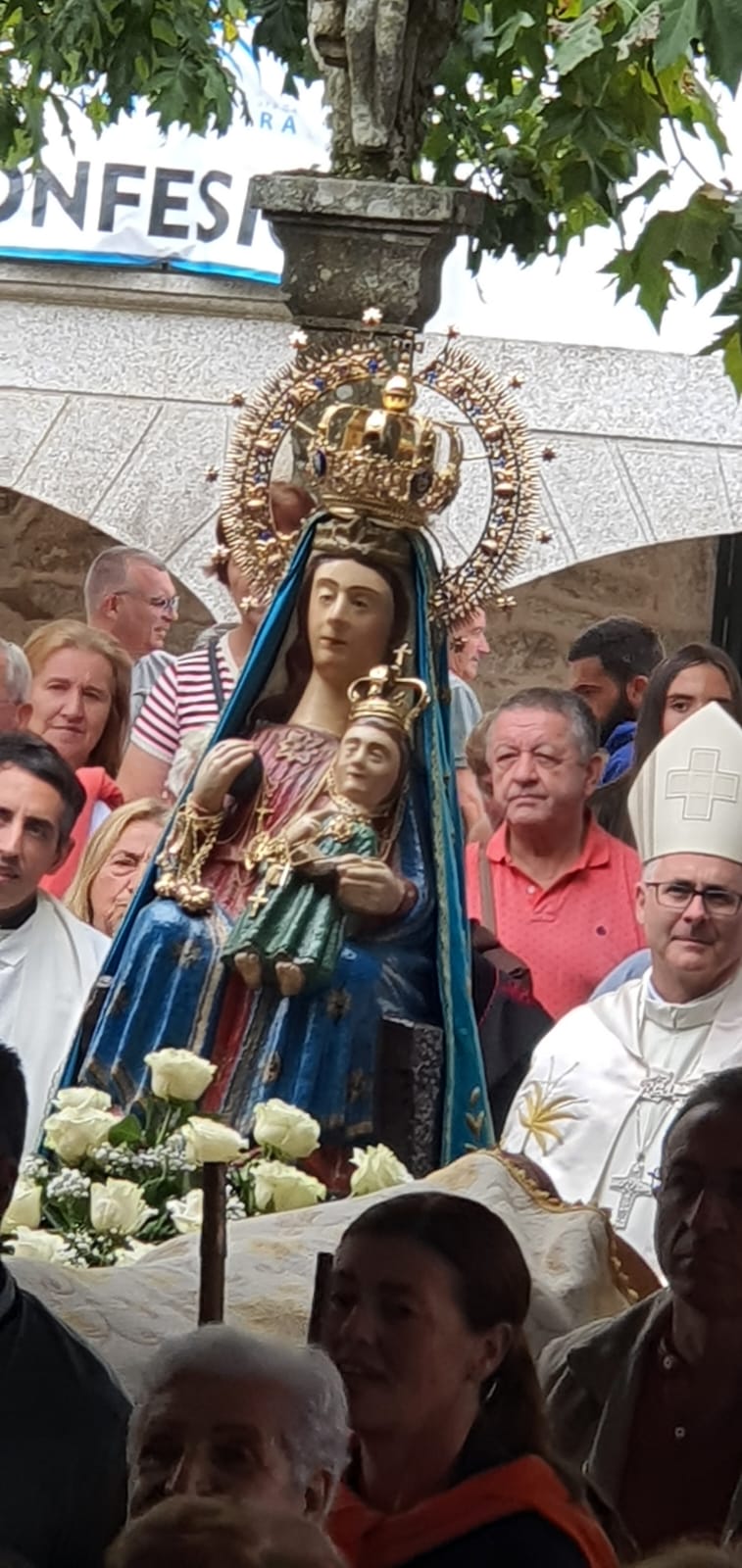El obispo de Tui-Vigo, Antonio José Valín Valdés, acompaña a Nuestra Señora de A Franqueira durante la celebración de su festividad, rodeado de fieles en una de las grandes jornadas de devoción mariana de A Paradanta.