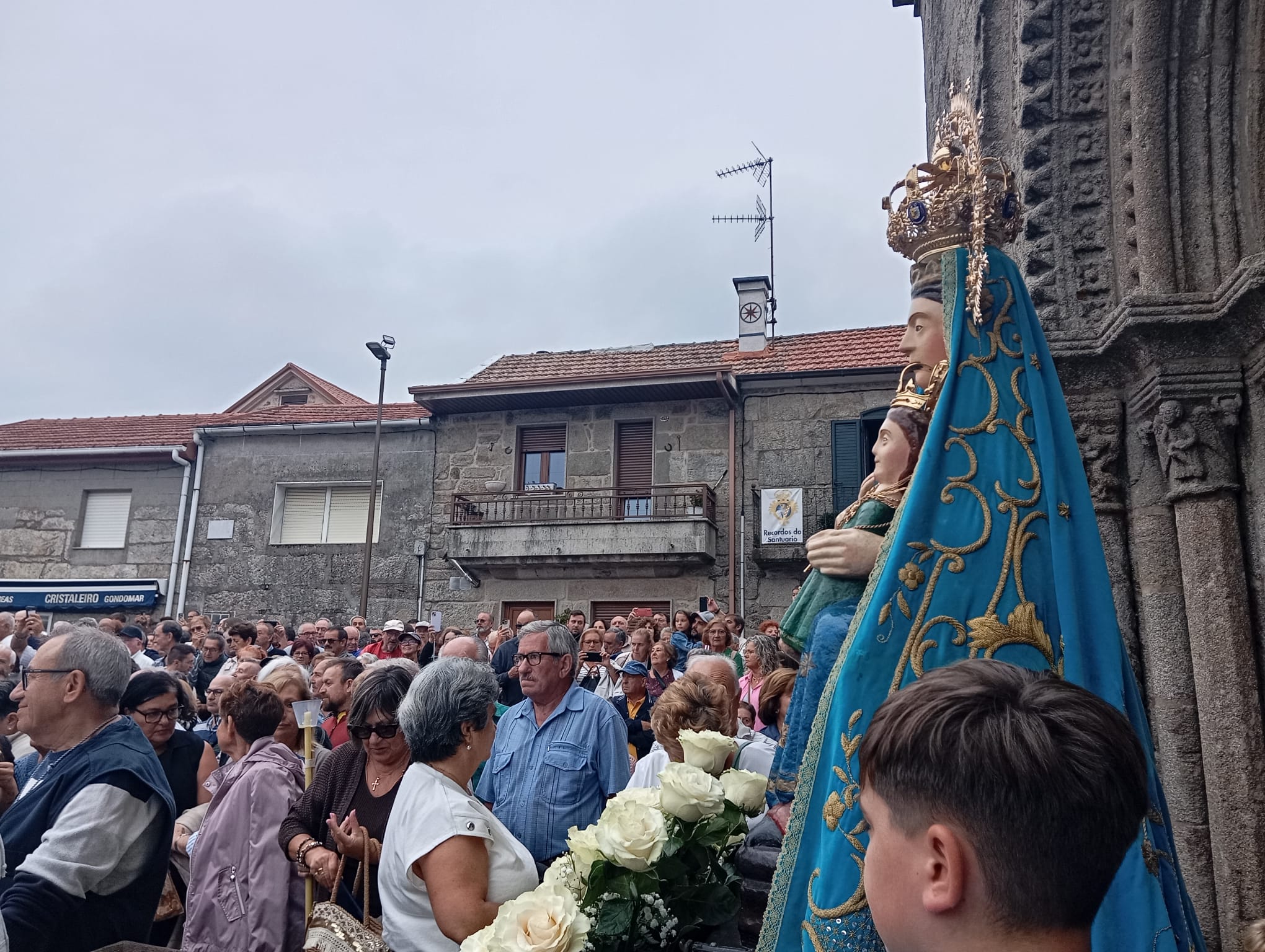 Nuestra Señora de A Franqueira sale del santuario ante la mirada de los fieles para iniciar la tradicional procesión del 8 de septiembre, uno de los momentos centrales de la romería.