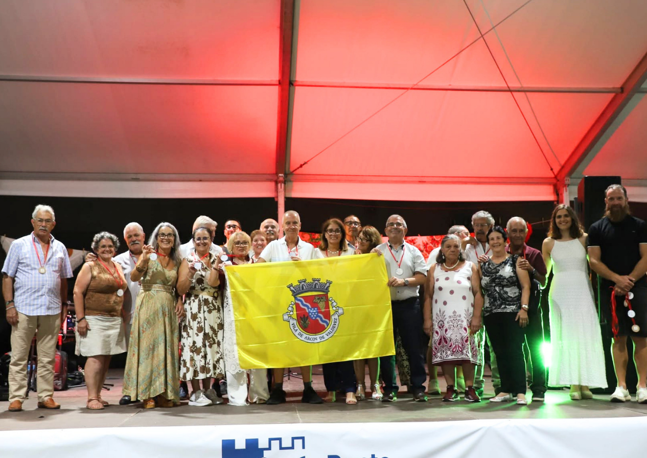 Los participantes de Arcos de Valdevez posan con la bandera del municipio y las medallas conseguidas al término de cuatro jornadas de deporte, convivencia e inclusión en los Olympics4all.
