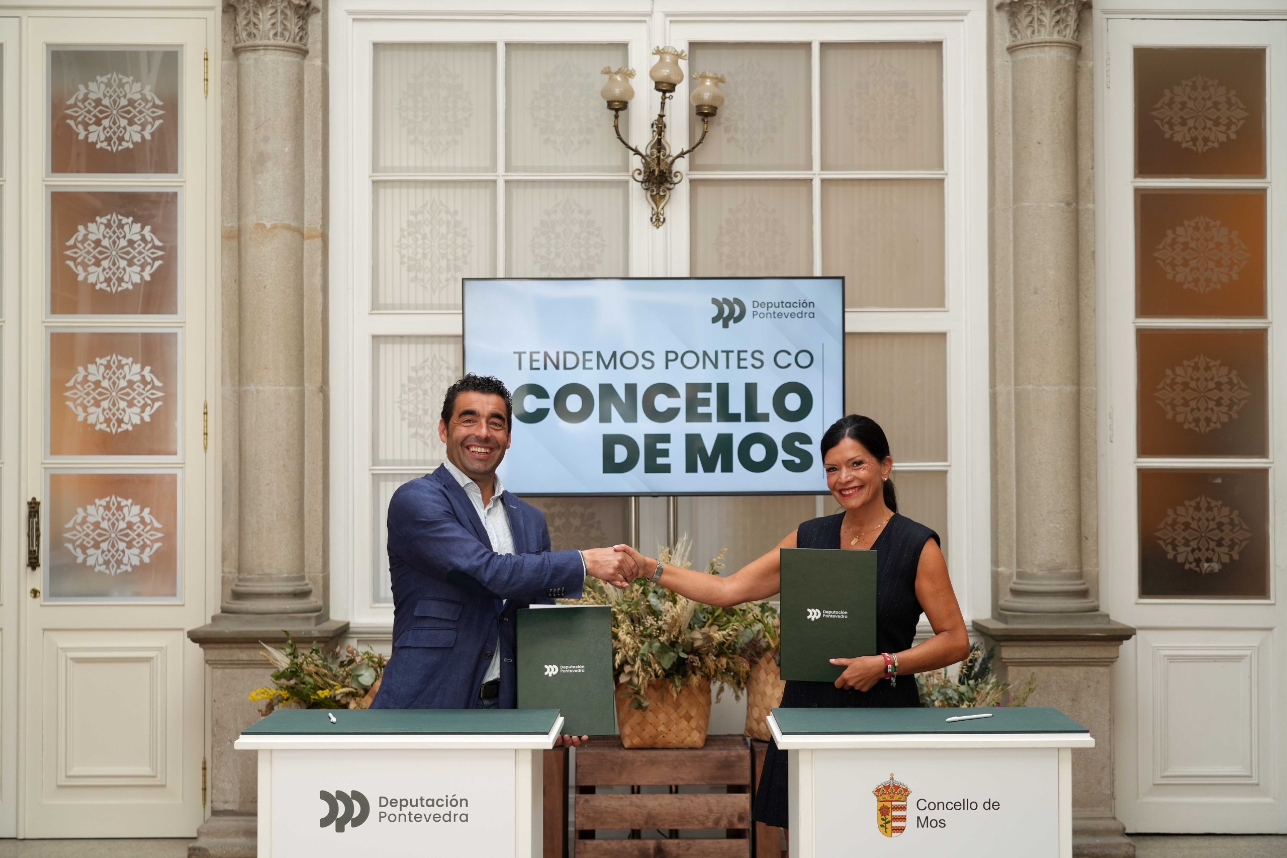 El presidente de la Deputación de Pontevedra, Luis López, y la alcaldesa de Mos, Nidia Arévalo, tras la firma del convenio que permitirá invertir cerca de 1,2 millones de euros en la transformación del entorno de la iglesia de Sanguiñeda.