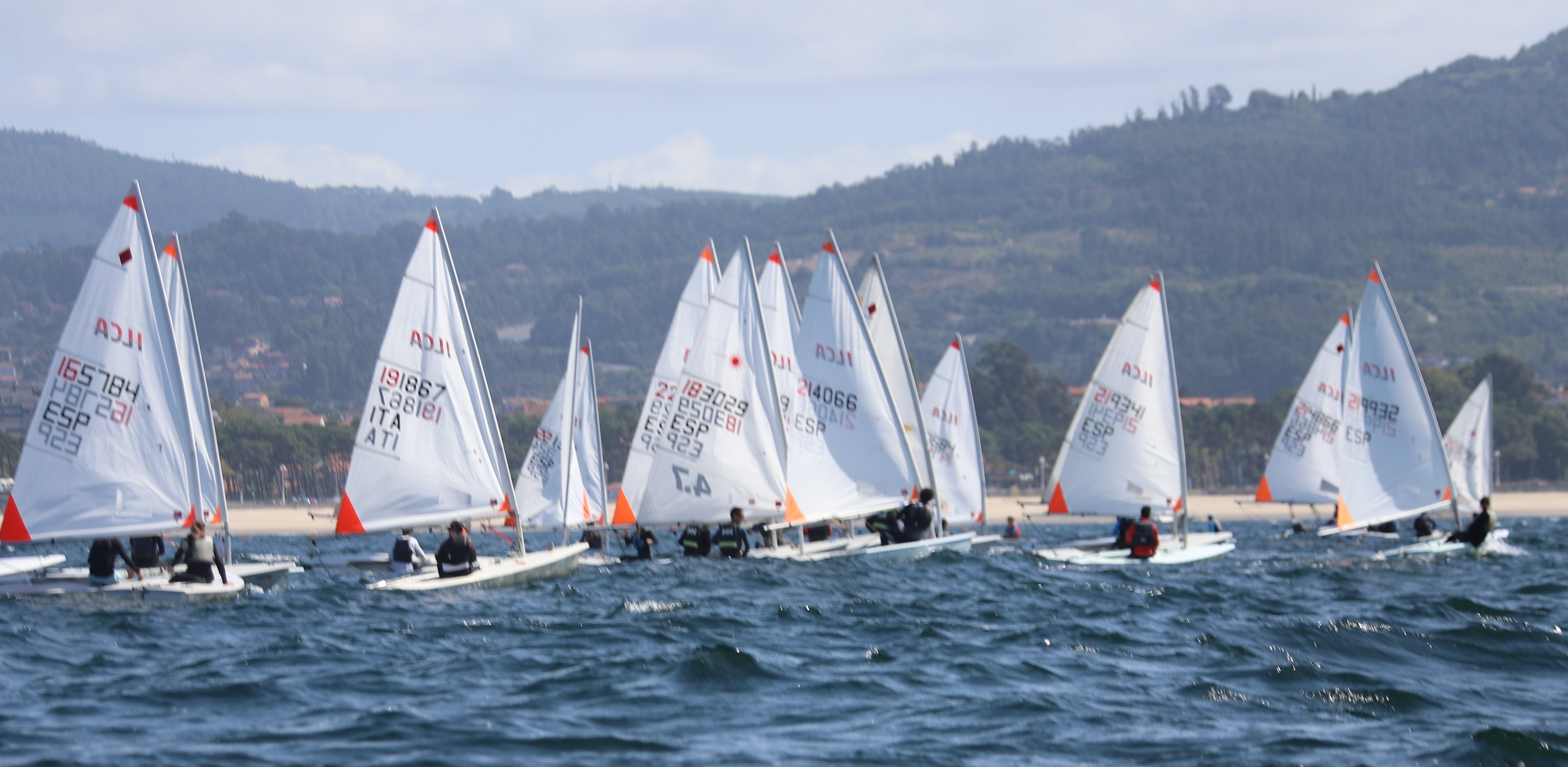 La flota pelea por cada metro en la ría de Vigo, con un viento del noroeste que terminó estabilizándose entre los 6 y 8 nudos. CARLOS SARDIÑA.
